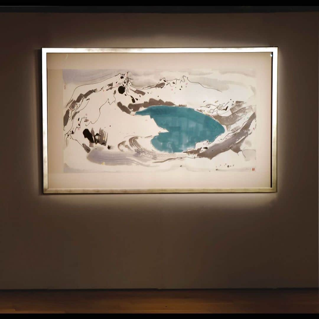 サザビーズさんのインスタグラム写真 - (サザビーズInstagram)「On the death anniversary of Wu Guanzhong, let us remember the celebrated Chinese artist through his paintings.  Heavenly Lake in Mount Changbai: In this monumental painting, Wu Guanzhong depicted the emerald-like clear blue lake surface that stands in stark contrast to the snow-clad peaks in glistening white, recreating the tranquil and heavenly ambience of the volcanic crater lake.  Vibrancy of Mountains: Wu Guanzhong’s bold interpretation and execution of the nature theme is exemplified by the innovative use of rhythmical lines, colour dots and broad brushstrokes.  A series of masterpieces by Wu Guanzhong executed at the peak of his artistic career will lead this season’s Fine Chinese Paintings auction, to be held on July 10, at Hong Kong Convention and Exhibition Centre  #sothebys #wuguanzhong #吳冠中 #chinesepaintings #chineseart #lovefornature」6月25日 14時00分 - sothebys