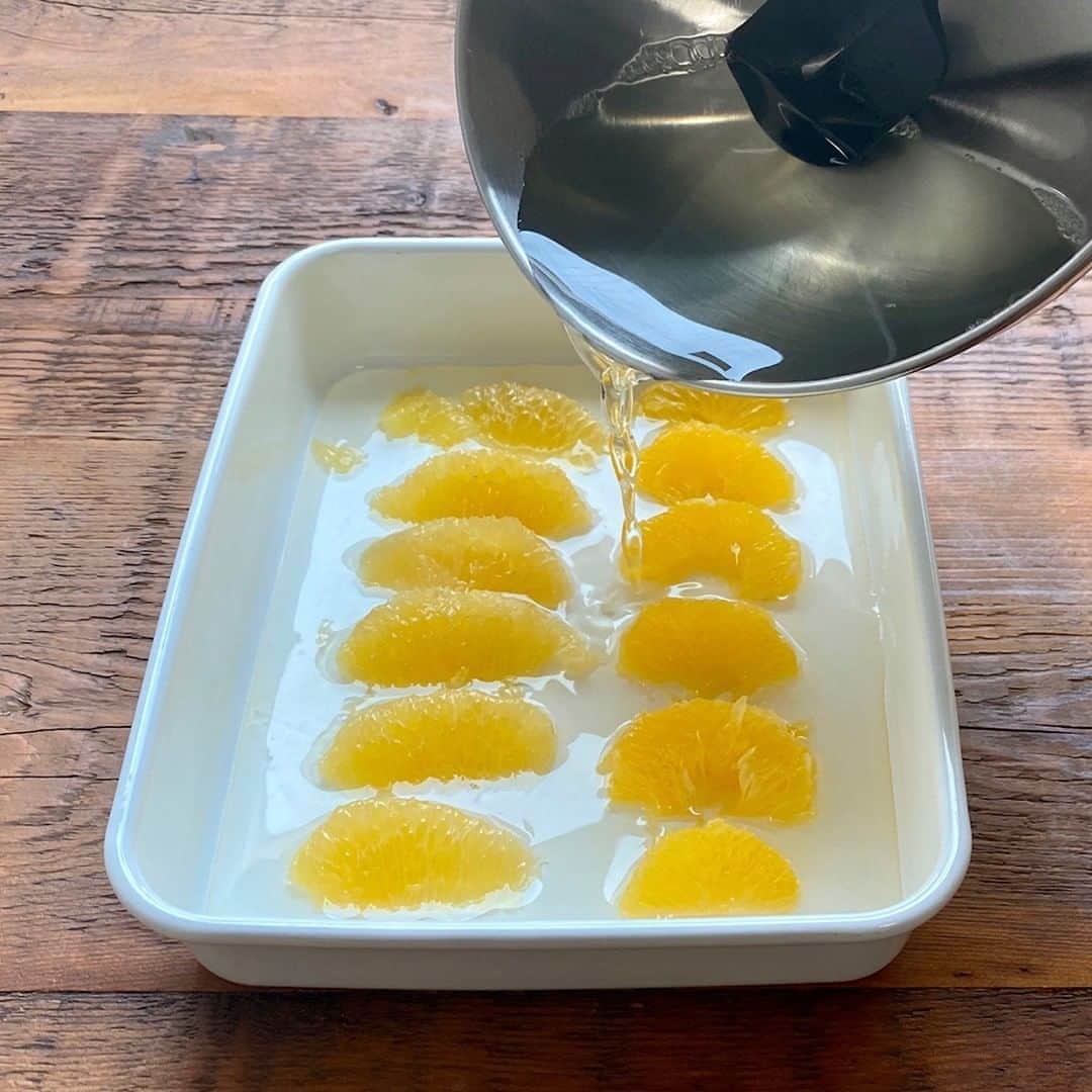 無印良品さんのインスタグラム写真 - (無印良品Instagram)「【Café&Meal MUJI】柑橘のゼリー - 皮ごと使ってつくる「柑橘のゼリー」のレシピを、Café＆Meal MUJI の森谷シェフが案内します。 - ・ゼリーの材料（2人分） 季節の柑橘（甘夏、河内晩柑など）1個　※約250g グラニュー糖　大さじ5 レモン果汁　大さじ1 粉ゼラチン　5g 水　300cc - ・ゼリーに添える皮のシロップ煮の材料 ゼリーに使った柑橘の皮　1個分 グラニュー糖　大さじ5 レモン果汁　大さじ1 - ・つくり方 ゼリー 1. 柑橘をよく洗い、皮と薄皮をむく　※皮はシロップ煮に使います 2. 鍋にグラニュー糖、水、レモン果汁を入れ中火にかける 3. 沸騰直前まで加熱し、グラニュー糖をしっかり溶かしたら火を止める 4. ボウルに粉ゼラチンを入れて、（3）を少しずつ入れ、ゼラチンをしっかり混ぜて溶かす 5. （4）のボウルを氷水などで冷やし、粗熱を取る 6. 薄皮をむいた柑橘を器に入れ（5）を流し入れ、冷蔵庫で2時間冷やして固める - ゼリーに添える皮のシロップ煮 1. ゼリー用にむいた柑橘の皮を、長さ3㎝の千切りにする 2. 鍋に切った皮と、たっぷりの水を入れ、強火で茹でる 3. 沸騰したら皮をザルに空け、流水で洗い流す 4. （2）と（3）を3回繰り返す　※苦みを取り、皮をやわらかくするため 5. 水気をしっかり切った皮とグラニュー糖を鍋に入れ、弱火にかけて焦げないように混ぜながら水分を飛ばす 6. グラニュー糖が溶けたら火を止め、レモン果汁を加える 7. 粗熱を取り、保存容器に移して冷蔵庫で冷やす（保存目安期間　5日間） - ゼリーをグラスに盛り、シロップ煮を添えたらできあがり - ＜シェフのひとこと＞ ・細かくつぶしたゼリーに炭酸水を注ぐと、ゼリードリンクとしても楽しめます ・皮のシロップ煮は、マーマレードとしてトーストに塗ったりヨーグルトにあわせても、おいしく食べられます - 今回レシピを教えてくれたのは、森谷 修一シェフ。 新宿店や旧有楽町店など全国の Café＆Meal MUJI でシェフを経験し、現在は季節ごとに変わるデリやデザートのレシピ開発を行っています。 「土鍋でご飯を炊いてます。意外と簡単に早く、おいしく炊けるのでおすすめです」 - #無印良品 #MUJI #CaféandMealMUJI #CaféMUJI #シェフとつくるおいしいレシピ #レシピ #簡単レシピ #手料理 #手作り #暮らし #おうち時間 #柑橘のゼリー #ゼリー #夏スイーツ #スイーツ #デザート #おやつ #おやつタイム」6月25日 14時00分 - muji_global