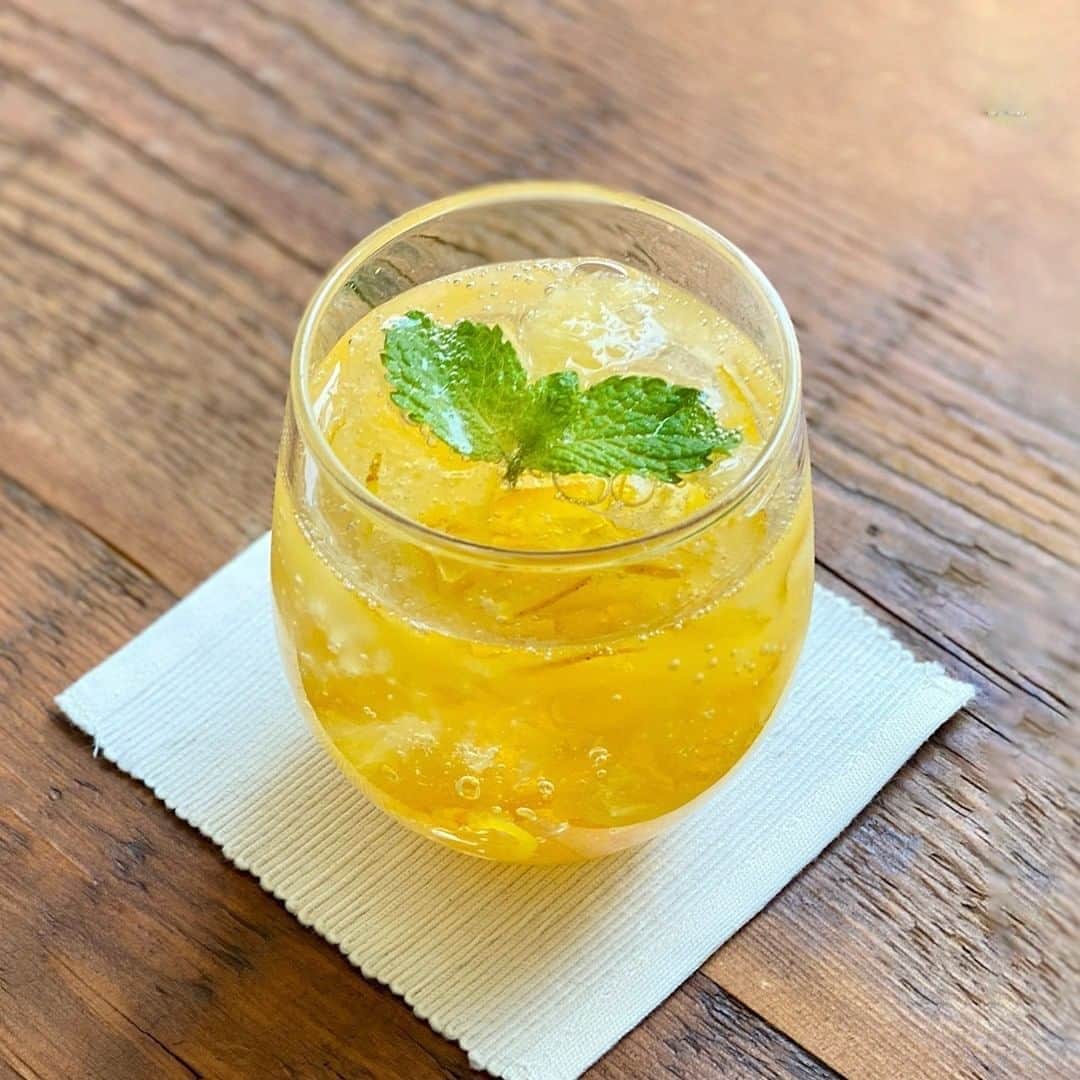 無印良品さんのインスタグラム写真 - (無印良品Instagram)「【Café&Meal MUJI】柑橘のゼリー - 皮ごと使ってつくる「柑橘のゼリー」のレシピを、Café＆Meal MUJI の森谷シェフが案内します。 - ・ゼリーの材料（2人分） 季節の柑橘（甘夏、河内晩柑など）1個　※約250g グラニュー糖　大さじ5 レモン果汁　大さじ1 粉ゼラチン　5g 水　300cc - ・ゼリーに添える皮のシロップ煮の材料 ゼリーに使った柑橘の皮　1個分 グラニュー糖　大さじ5 レモン果汁　大さじ1 - ・つくり方 ゼリー 1. 柑橘をよく洗い、皮と薄皮をむく　※皮はシロップ煮に使います 2. 鍋にグラニュー糖、水、レモン果汁を入れ中火にかける 3. 沸騰直前まで加熱し、グラニュー糖をしっかり溶かしたら火を止める 4. ボウルに粉ゼラチンを入れて、（3）を少しずつ入れ、ゼラチンをしっかり混ぜて溶かす 5. （4）のボウルを氷水などで冷やし、粗熱を取る 6. 薄皮をむいた柑橘を器に入れ（5）を流し入れ、冷蔵庫で2時間冷やして固める - ゼリーに添える皮のシロップ煮 1. ゼリー用にむいた柑橘の皮を、長さ3㎝の千切りにする 2. 鍋に切った皮と、たっぷりの水を入れ、強火で茹でる 3. 沸騰したら皮をザルに空け、流水で洗い流す 4. （2）と（3）を3回繰り返す　※苦みを取り、皮をやわらかくするため 5. 水気をしっかり切った皮とグラニュー糖を鍋に入れ、弱火にかけて焦げないように混ぜながら水分を飛ばす 6. グラニュー糖が溶けたら火を止め、レモン果汁を加える 7. 粗熱を取り、保存容器に移して冷蔵庫で冷やす（保存目安期間　5日間） - ゼリーをグラスに盛り、シロップ煮を添えたらできあがり - ＜シェフのひとこと＞ ・細かくつぶしたゼリーに炭酸水を注ぐと、ゼリードリンクとしても楽しめます ・皮のシロップ煮は、マーマレードとしてトーストに塗ったりヨーグルトにあわせても、おいしく食べられます - 今回レシピを教えてくれたのは、森谷 修一シェフ。 新宿店や旧有楽町店など全国の Café＆Meal MUJI でシェフを経験し、現在は季節ごとに変わるデリやデザートのレシピ開発を行っています。 「土鍋でご飯を炊いてます。意外と簡単に早く、おいしく炊けるのでおすすめです」 - #無印良品 #MUJI #CaféandMealMUJI #CaféMUJI #シェフとつくるおいしいレシピ #レシピ #簡単レシピ #手料理 #手作り #暮らし #おうち時間 #柑橘のゼリー #ゼリー #夏スイーツ #スイーツ #デザート #おやつ #おやつタイム」6月25日 14時00分 - muji_global