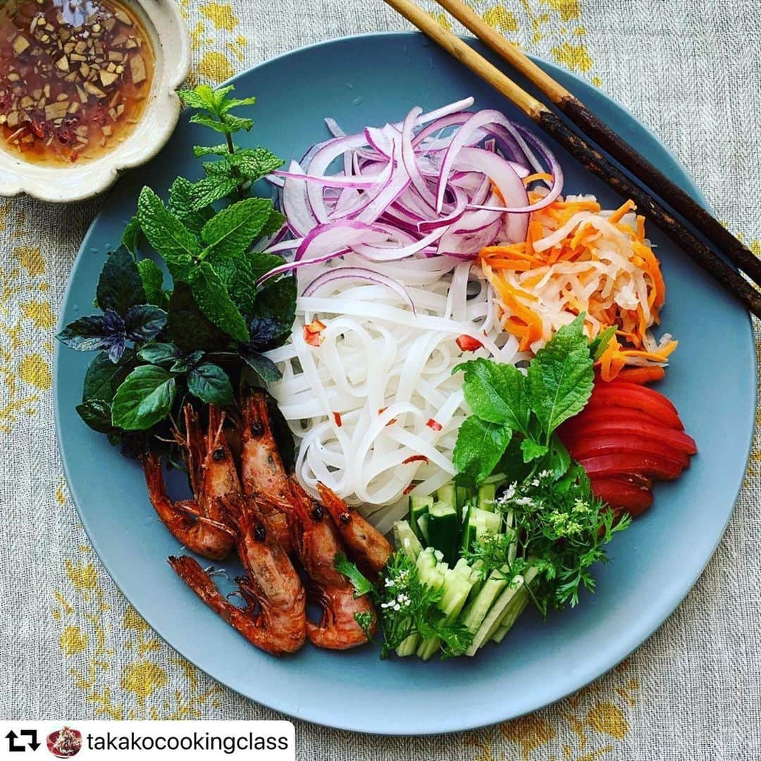 クスパさんのインスタグラム写真 - (クスパInstagram)「#repost @takakocookingclass ・・・ . ベトナム風和え麺 パクチー万歳！ .  料理#おもてなし#家庭料理#和食#料理教室#魚料理#神戸#垂水#大阪#京都#器#台所#キッチン#器#和食 #ごはん#ベトナム料理 #おかず#習い事#手習い#レッスン#パクチー#和え麺#春#桜#おうちごはん#習い事#エビ#クスパ #ランチ#ワンプレートごはん#フォー#ハーブ」6月25日 14時12分 - cookingschoolpark