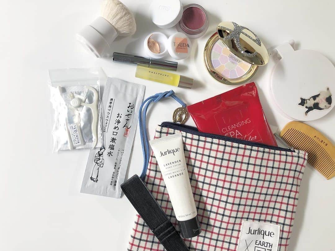 山本浩未さんのインスタグラム写真 - (山本浩未Instagram)「Rules for my pouch 《メイクの白黒赤》 ⚫︎TSUDA COSMETICS UVカラーバーム ⚫︎エレガンス ラプードルオートニュアンス ⚫︎rms リップチーク(イリューシブ) ⚫︎RMK ベーシックマスカラ 《ケアアイテム》 ⚫︎uka ネイルオイル ⚫︎ジュリーク ラベンダーハンドクリーム ⚫︎おいせさん お浄め口漱塩水 ⚫︎KohGenDo  クレンジングシート ⚫︎葛根湯、#バファリン、目薬、綿棒、フロス 《ツール》 ⚫︎10倍鏡 ⚫︎KOBAKO シルクマッサージブラシ ⚫︎つげ櫛 ⚫︎扇子 ⚫︎運命のフォーチュンアミュレット ⚫︎jurlique✖️EARTH TO WEAR アニバーサリーポーチ」6月25日 14時30分 - hiromicoy