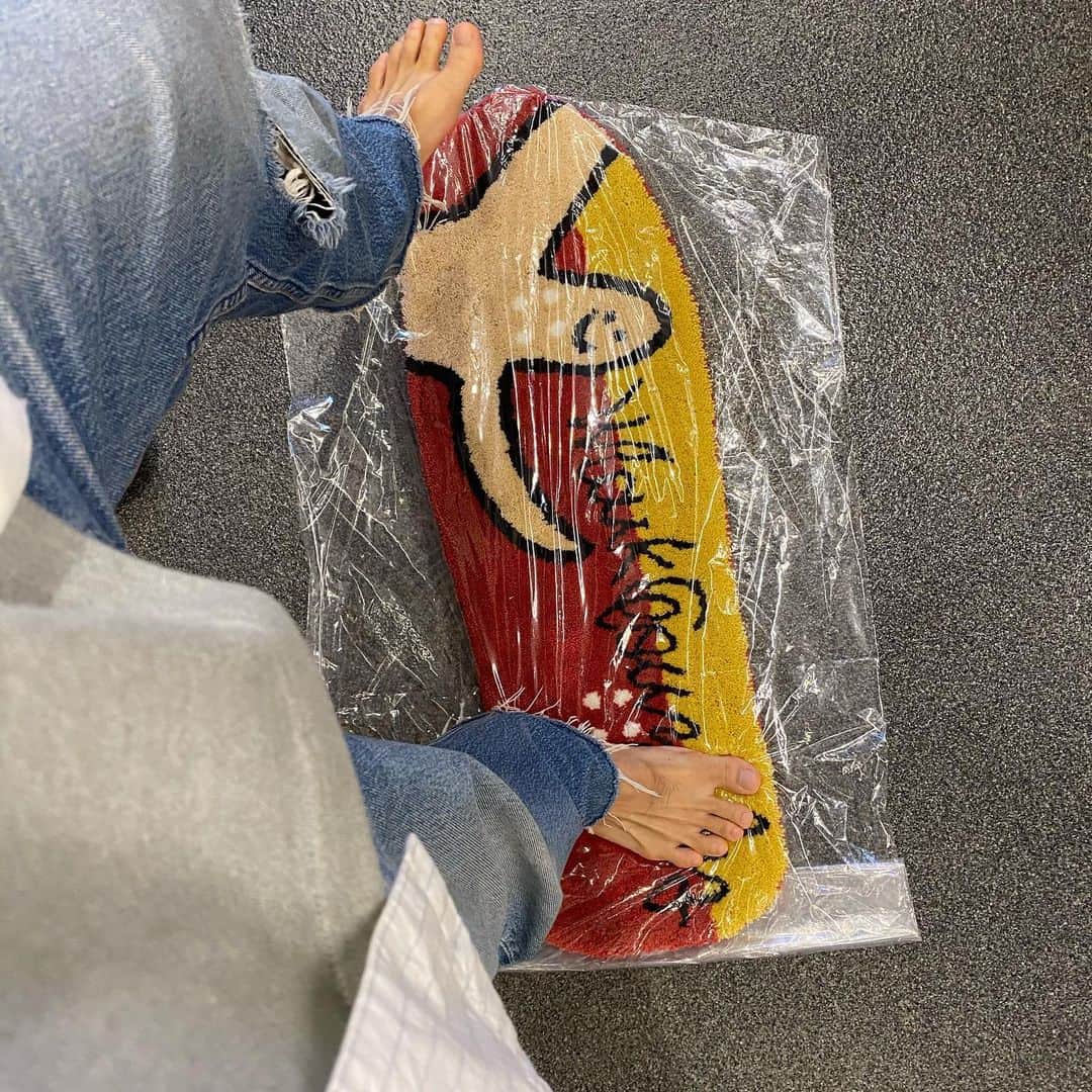 イナチ のインスタグラム：「. 날아라  슈퍼보드 🛹🛹 RUG MAT:#SECONDLAB」