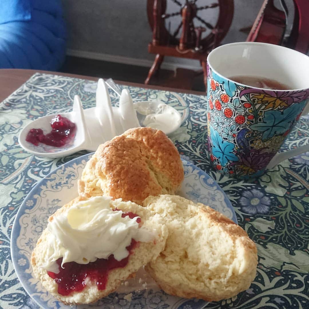 のインスタグラム：「I love " cream tea" ,especially  Clotted cream 💙  Today, I tried making scones. I used " Irish butter " and the recipe  is for @morningtoncrescenttokyo . Knitting ＋ cream tea,  knitting ＋ Cheese cake and coffee,  What a great time ! !  I hope I can go to England soon,,,, ＊ お茶を楽しみながら（お茶を楽しむように）編み物を…というコンセプトの「tricot' the`」トリコテという名前そのままに(笑)  今日はスコーンを焼いてみた！バターはエジンバラで教えてもらった通りに「アイリッシュ」レシピはモーニングクレセント東京のステイシーさんのもの。 いやぁ、自分でいうのもなんだけど(笑) 美味しかった💙（creamのおかげだね✨） #iloveshetland #shetlandlovers #knittingwithcoffee #knittingwithlove #knittingwithtea #loveshetland #creamtea #clottedcream #knittinglife #morningtoncrescenttokyo」