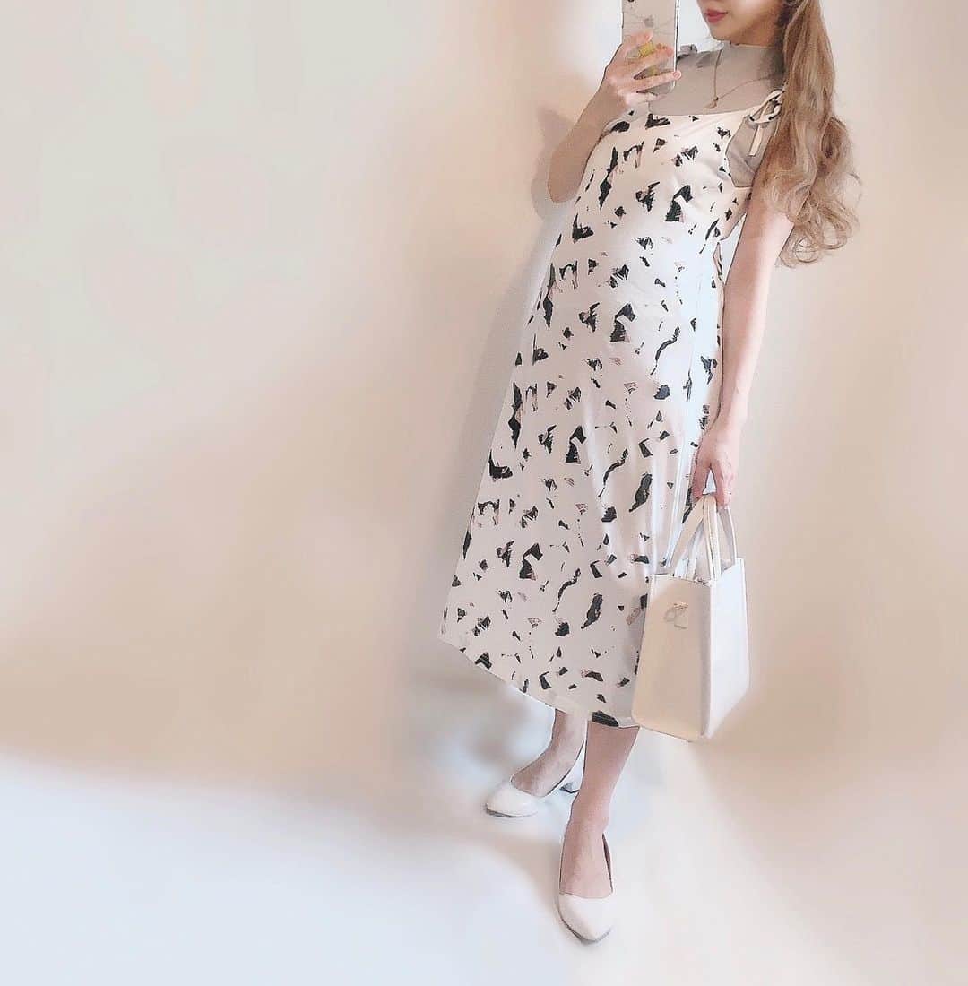 さっぴちゃんのインスタグラム：「... ⑅ 𝐶𝑜𝑑𝑒 & 質問返し　... ... . 最近まんまと虹プロにハマったわたしです👩🏼。 若い可愛こちゃん達の頑張りを見てると 毎話涙なしでは見られない🥺。。。。(笑) . 最終メンバー発表に勝手にドキドちゃう🤣♡ . . 頂いているDMの質問返しを少し✉️🎀 . . Q)2人目の出産前は事前に里帰りする予定ですか？ A)先に帰ろうかと考えていた時もありましたが ギリギリまであかりと2人きりの時間も家族3人の時間も 沢山取りたくて、大切に過ごしたいので産後から 自分の実家に里帰りする予定でいます(ˊᵕˋ⑅)❤︎❤︎ しっかし実家に居ても、あかりはいつでも ママママママママ〜なので😂♡育児のサポート というよりかは、母のご飯が楽しみです🍚𓇬 ↑もはやほとんどそれ目的で帰ります(笑) . Q)ずっと遊んであげてて本当に尊敬します！ あかりちゃんといる時スマホはほとんど見ないですか？ A)とんでもなさすぎます😭。 1人遊びというものを最初からしない子なだけで ございます👧🏼🎀遊ばないと凄く怒るのです(笑) 👨🏽がお昼になると毎日連絡をくれるので、 それはぱぱっと返しますが、あかりが寝た時や まれにテレビに夢中になる時以外はスマホは基本放置で いじったとしても色々確認したらすぐ置いて、 ずっと一緒に遊んだり歌ったり踊ったり くっついてじゃれたり毎日そんな感じで 過ごしてます🤣♡寝た瞬間にツムツムランド 速攻やります🤣(笑)←要らん情報ww . Q)コップはどこのですか？ A)ストーリーに載せた、ストローをさすあかりの コップはダイソーです♡2つで100円でした♡ . Q)子どもが変な時間に昼寝してもそのまま 寝かせてますか？夕方に寝かせてしまったときは 起こしているのですが、機嫌が悪くて大変です。 A)分かります。非常に分かります😭！！！ あかりも夕方に寝たときに無理矢理起こすと もうとんでもない勢いで泣き怒り、起きてからも ひたすら機嫌が悪いです😂なのでもう 寝てしまったときは、そのまま寝かせて夜に 起きてから、すぐご飯→お風呂→寝かしつけを バババーっと一気にやるようにしてます！ . Q)予定日はいつですか？ A)7/16です👶🏼🖤 . Q)帽子どこのですか？ A)いつものあかりの麦わら帽子は西松屋です👒♡ . Q)いつもどこのスーパー行ってますか？ A)近所のスーパー色んなところに行ってますが ヤオコーが多いです☺️♡ . Q)いつもベランダ広いなーと思って見てますが マンションですか？ A)確かに広い方かも知れません🤔 でも、ごくごく普通のアパートですよ〜🏠♡ . . まだ他にも色々と質問を頂いているのですが ひとまずこの辺で🙇‍♀️ . そして美容系の質問全くお返事できていないので また早めに質問返ししますね😭 . . ………………………………(♡)……………………………… .」