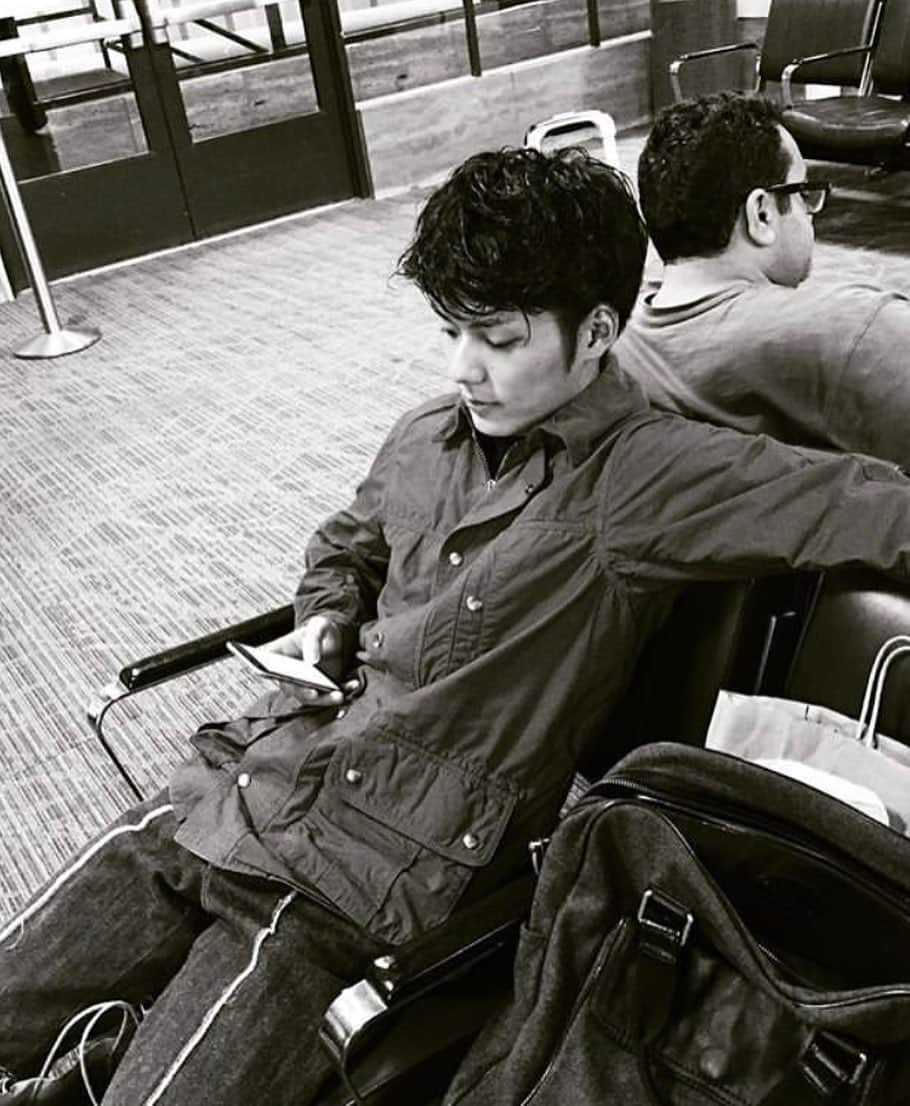 牧亮佑のインスタグラム：「19の頃  #ロサンゼルス国際空港にて #最終便を逃したやーつ」