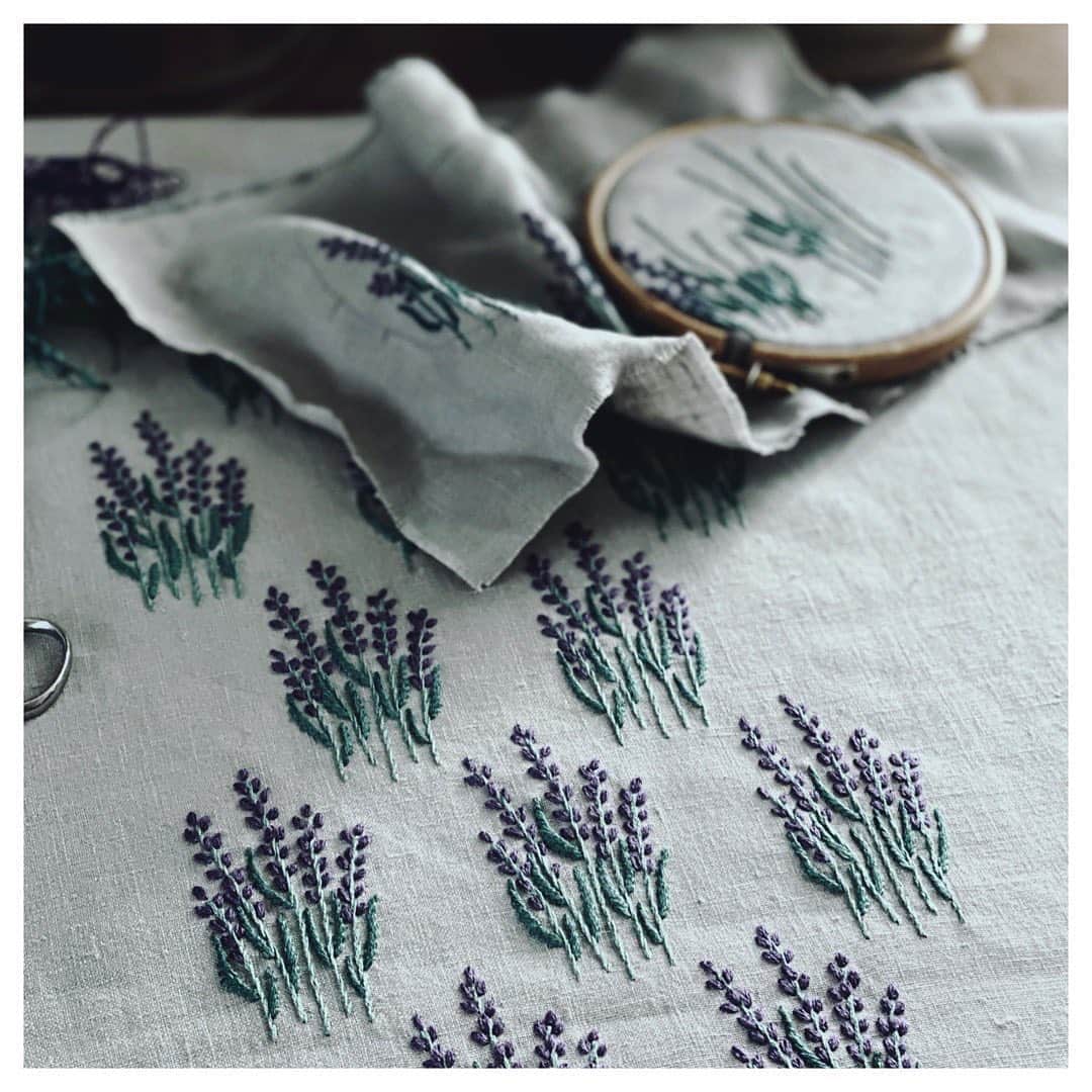 樋口愉美子さんのインスタグラム写真 - (樋口愉美子Instagram)「. lavender Sleep mask 🍃 ラベンダー刺繍のアイマスク。 よく眠れそう... . . #季節のステッチ より . #lavender #handmade #Sleepmask #mask #homemadejam #embroidery #stayhome  #アイマスク #ラベンダー #ハンドメイド #刺繍 #手芸 #手作り」6月25日 14時56分 - yumikohiguchi