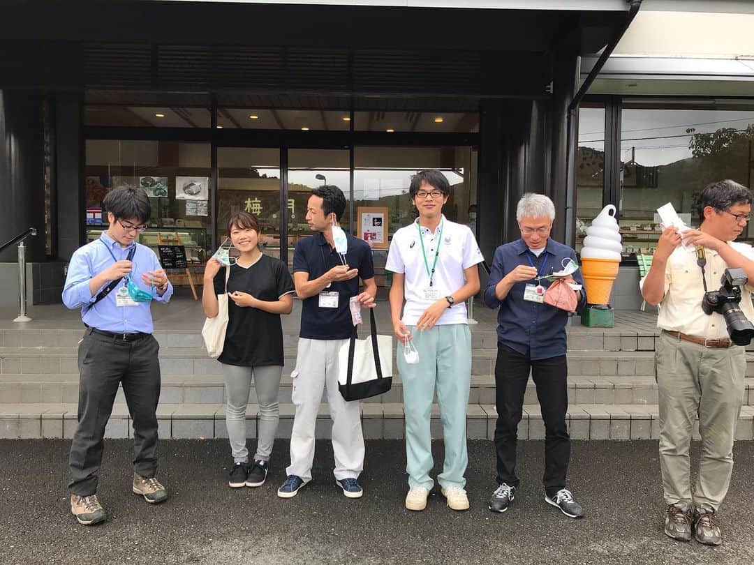小谷あゆみのインスタグラム：「#ニューノーマルな1枚 静岡県のむらづくり雑誌　#むらのおと　取材でお世話になった　静岡県と松崎町の役場のみなさん わたしに言われてマスク外す瞬間の図 松崎町のおみやげ屋さんで見つけた300円の手作りマスク！ 斉藤さんのお母さんの手づくりだそう（町民はだいたい斉藤さん） ありがとうございました😊 #農村 #rural #ruraljapan  #rurallife  #rural_love」