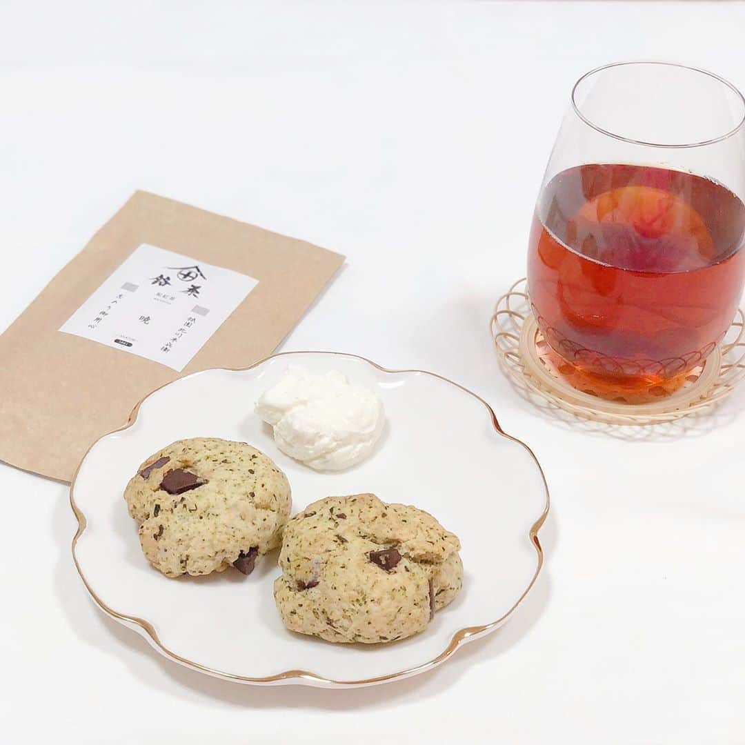 藤川沙弥のインスタグラム：「#おうちかふぇ 🍵﻿ ﻿ マイリスト入りしてる京都カフェ﻿ @gion_hanbee さん﻿🧷 情緒あるお店の雰囲気が好きです🍃﻿ ﻿ 北川半兵衛さんの紅茶と煎茶が﻿ 🏠でも楽しめるということで🌿💚﻿ 香り高い美味しい紅茶と一緒に。﻿ おやつも作りました👩🏻‍🍳 ﻿ ﻿ 贅沢にも、この煎茶を少し使って﻿ グルテンフリーミックスと﻿ シュガーフリーチョコレートで﻿ 簡単スコーン🍫﻿ 卵も使わない簡単レシピ◎﻿ よくスコーンの横に添えてある﻿ クロテッドクリームが好き過ぎて🤤﻿ これも意外と簡単に出来ました𓂃♥﻿ ﻿ 自粛期間を経て、おうち時間の﻿ 楽しみ方が随分と変化🤍﻿ ﻿ 京都へお出かけしたいな〜🎋🕊﻿ ﻿ ﻿ ﻿ ﻿ #祇園北川半兵衞﻿ #お茶の時間﻿ #お茶のある暮らし」