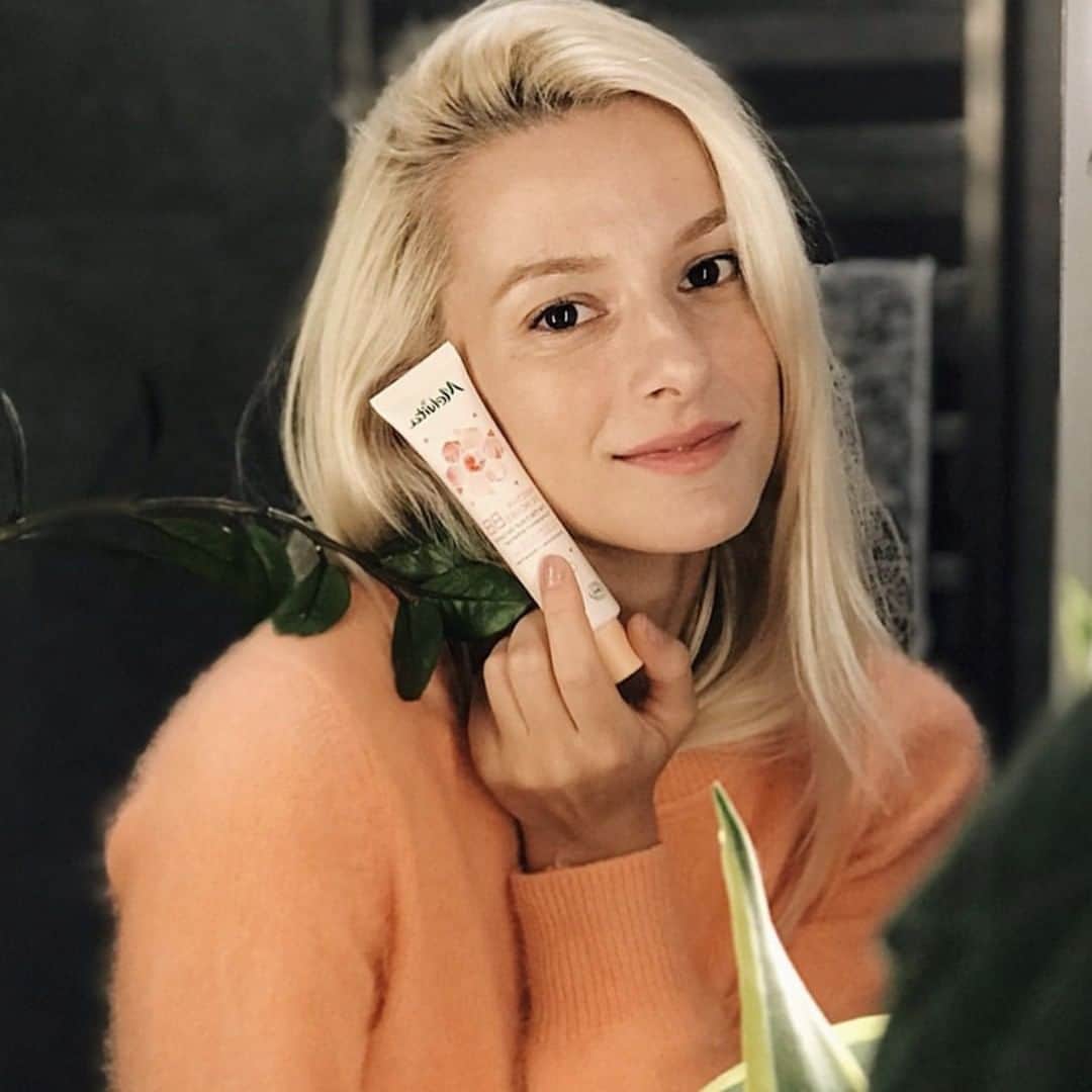Melvita Officialのインスタグラム：「Envie d’un teint unifié et naturel tout en appliquant un soin visage bon pour votre peau et certifié bio ? 🌿  Zéro compromis avec notre BB crème Nectar de Roses, perfecteur de teint 🌹. Une formule à base d’eau florale de rose bio, sans silicone et sans filtre chimique, des pigments d’origine naturelle … Bref elle a tout pour plaire !  L’avez-vous déjà testé ?  Merci à @petrakurtela pour ce joli visuel 😍  #melvita #bio #nectarderoses #bbcream #bbcreme #bbcremebio #pigmentsnaturels #cosmetiquebio #cleanbeauty」