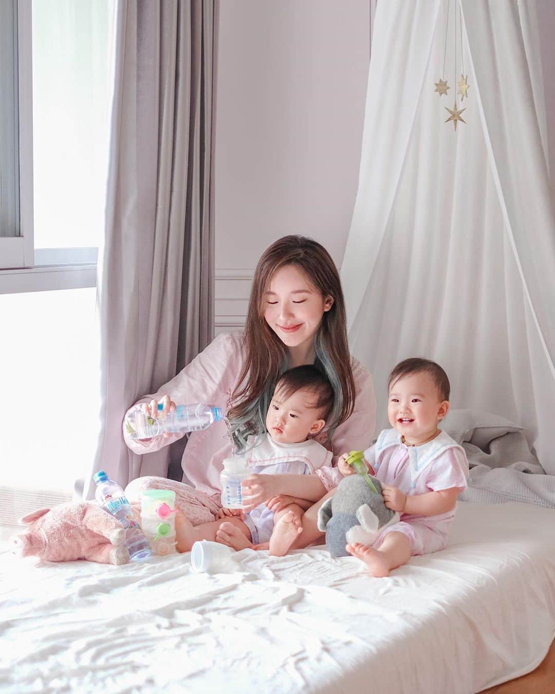 ジェシカ・ヤマダのインスタグラム：「Sedetik sebelum chaos (Arya mau ikutan tuang air dan Arwen mau tutup botolnya) 🤪 #TwinMom life aside, ku pengen menginfokan pada kalian semua bahwa sekarang ada solusi buat yang pada Anti Rebus Rebus Club *eng ing enggg* ini dia @heikowater.id 🙆‍♀️💦 . Jadiii, kalian pernah ga bikin susu formula pakai air panas dari dispenser? …Oke aku pernah. 😐🤚 Aku pikir gapapa lah, lagian repot rebus air mulu, toh Arwen Arya udah umur 1 tahun kan? Ehhh, belakangan aku baru tahu bahwa ada alasannya air untuk sufor harus direbus dulu. Ternyata oh ternyata, air panas dari dispenser itu biasanya ga sepanas air rebus, jadi kemungkinan masih ada bakteri yang hidup di dalamnya (belum lagi kalau dispensernya udah lama ga dibersihin). 👻 . Walau setau aku, anak tuh ga boleh OVER-protected dari kuman / bakteri (supaya badan anak membentuk sendiri resistensi dan gedenya malah lebih ga gampang alergi dibanding yang kecilnya ‘terlalu bersih’ haha), tapi kenyataannya Arwen waktu itu jadi sering muntah. Arya sih nggak, jadi mungkin perut Arwen emang lebih sensitif ya. Aku coba ini itu, dan begitu tau masalah air dispenser ini, aku langsung mulai rebus air lagi, dan perlahan she got better! 🙏 So aku rasa ini berhubungan ya. 😢 . Nah, begitu kenal sama @heikowater.id ini, aku langsung amazed soalnya dia tuh basically 💦 air steril 💦 yang udah melalui 8 tahapan, salah satunya adalah pemanasan UHT (ultra high temperature) selama 60 detik di suhu 141 ± 2°C, jadi aman banget dipakai jadi pelarut sufor atau bubur bayi, maupun diminum langsung sama @jessbebes. 🥰 Dibotolin beginipun praktis, karena jadi serasa bawa air steril kemana2 yang siap pakai, minus kerempongan rebus2 hehe. . Ngomong2 soal UHT, dulu waktu hamil akupun cuma boleh minum susu UHT (fresh milk gitu ga boleh, raw milk boro2), karena emang cuma itu yang sterile enough sampai aman untuk untuk bumil dan janin. . #jessmilk #jessshares #jessbebes #lifewithtwins #KemurnianNutrisiAnak #HeikoAlamiMurninya #HeikoSterilHigienis #MorinagaHeikoWater #HeikoWater」