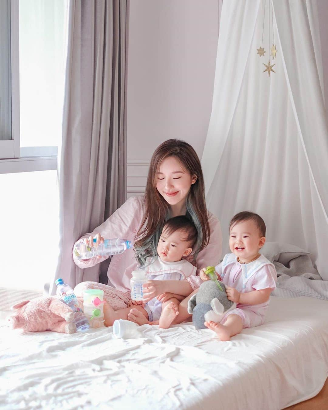 ジェシカ・ヤマダさんのインスタグラム写真 - (ジェシカ・ヤマダInstagram)「Sedetik sebelum chaos (Arya mau ikutan tuang air dan Arwen mau tutup botolnya) 🤪 #TwinMom life aside, ku pengen menginfokan pada kalian semua bahwa sekarang ada solusi buat yang pada Anti Rebus Rebus Club *eng ing enggg* ini dia @heikowater.id 🙆‍♀️💦 . Jadiii, kalian pernah ga bikin susu formula pakai air panas dari dispenser? …Oke aku pernah. 😐🤚 Aku pikir gapapa lah, lagian repot rebus air mulu, toh Arwen Arya udah umur 1 tahun kan? Ehhh, belakangan aku baru tahu bahwa ada alasannya air untuk sufor harus direbus dulu. Ternyata oh ternyata, air panas dari dispenser itu biasanya ga sepanas air rebus, jadi kemungkinan masih ada bakteri yang hidup di dalamnya (belum lagi kalau dispensernya udah lama ga dibersihin). 👻 . Walau setau aku, anak tuh ga boleh OVER-protected dari kuman / bakteri (supaya badan anak membentuk sendiri resistensi dan gedenya malah lebih ga gampang alergi dibanding yang kecilnya ‘terlalu bersih’ haha), tapi kenyataannya Arwen waktu itu jadi sering muntah. Arya sih nggak, jadi mungkin perut Arwen emang lebih sensitif ya. Aku coba ini itu, dan begitu tau masalah air dispenser ini, aku langsung mulai rebus air lagi, dan perlahan she got better! 🙏 So aku rasa ini berhubungan ya. 😢 . Nah, begitu kenal sama @heikowater.id ini, aku langsung amazed soalnya dia tuh basically 💦 air steril 💦 yang udah melalui 8 tahapan, salah satunya adalah pemanasan UHT (ultra high temperature) selama 60 detik di suhu 141 ± 2°C, jadi aman banget dipakai jadi pelarut sufor atau bubur bayi, maupun diminum langsung sama @jessbebes. 🥰 Dibotolin beginipun praktis, karena jadi serasa bawa air steril kemana2 yang siap pakai, minus kerempongan rebus2 hehe. . Ngomong2 soal UHT, dulu waktu hamil akupun cuma boleh minum susu UHT (fresh milk gitu ga boleh, raw milk boro2), karena emang cuma itu yang sterile enough sampai aman untuk untuk bumil dan janin. . #jessmilk #jessshares #jessbebes #lifewithtwins #KemurnianNutrisiAnak #HeikoAlamiMurninya #HeikoSterilHigienis #MorinagaHeikoWater #HeikoWater」6月25日 15時11分 - jessyamada