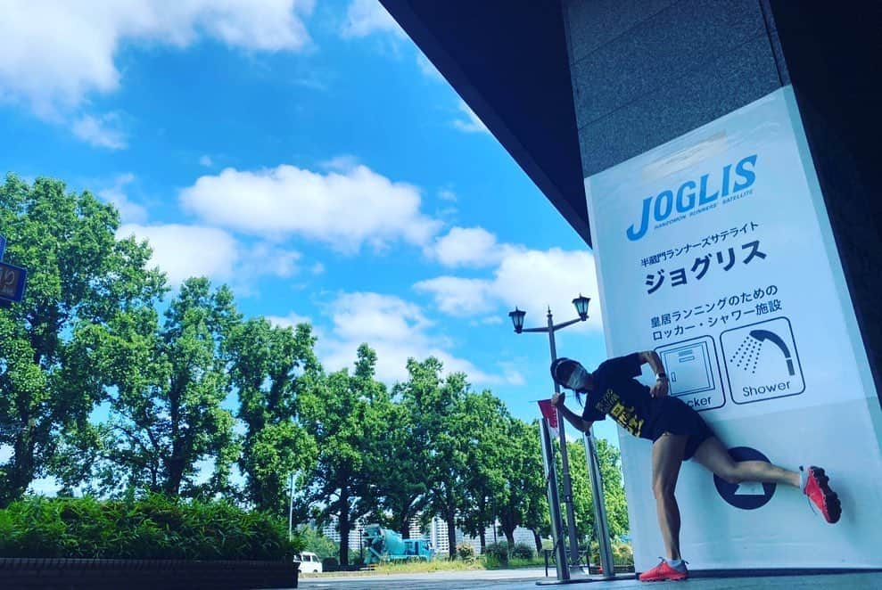 皇居ランナビのインスタグラム：「梅雨の晴れ間の皇居ラン🏃‍♀️🏃‍♀️ 皇居ランの際は、千代田区から皇居ランナーへ発信されている 【やめよう、三走　めざそう、やさし走】 を心がけましょう❣️ １、集団で走ることはやめ、十分な間隔をとりましょう。  ２、会話をしながら走しることはやめましょう。  ３、歩行者に気を配り、すれ違う際は十分に配慮しましょう。  暑さでマスクを着用しないときには、さらに周囲への配慮をお願いします。  #皇居 #皇居ランナビ #皇居ラン #皇居ランナー #おもてなしランナー #ランニング #ハシリマスタグラム #running #runner」