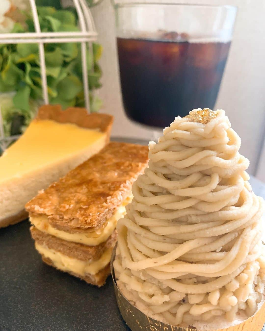 愛純もえりのインスタグラム：「ケーキ屋さん巡りDAY✌️ なんか、茶色系になってしまった笑 . . え？1人で食べますけど何か？？ . . #モンブラン #ミルフィーユ #ニューヨークチーズケーキ」
