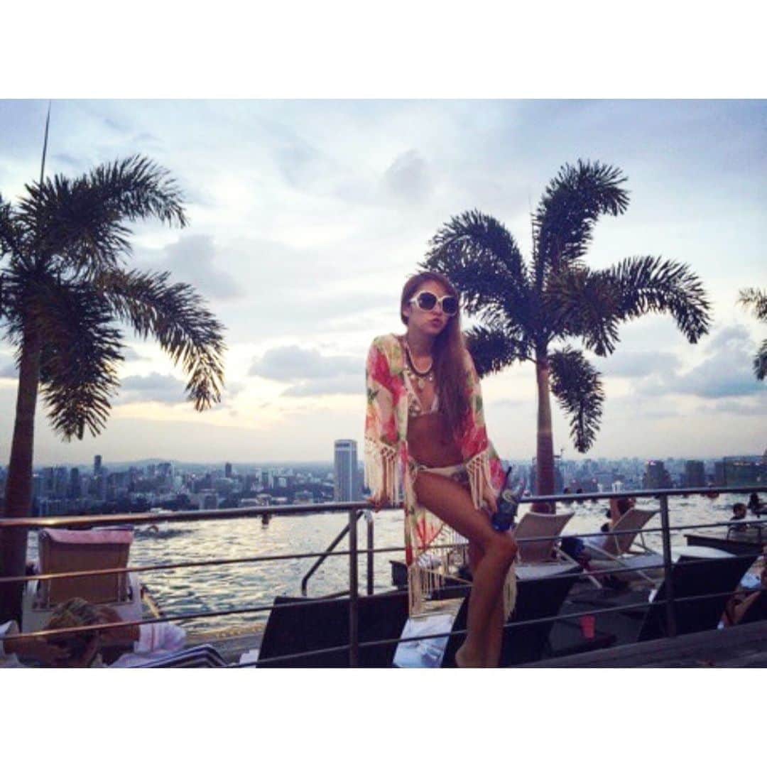 葉月樹里のインスタグラム：「Singapore🇸🇬（スライドしてねん） . .  Singaporeは近いし、すぐ行けるし、近場に全部詰まってるからめんどくさがりなワテには最高🌈 . . .  #葉月樹里 #soiréeine #ソワレーヌ #Singapore #シンガポール #ベイサンズ #marinabaysands #ずりお旅行 #主にカジノに行きます #casio #全部サングラスなんはスッピンやからやれ」