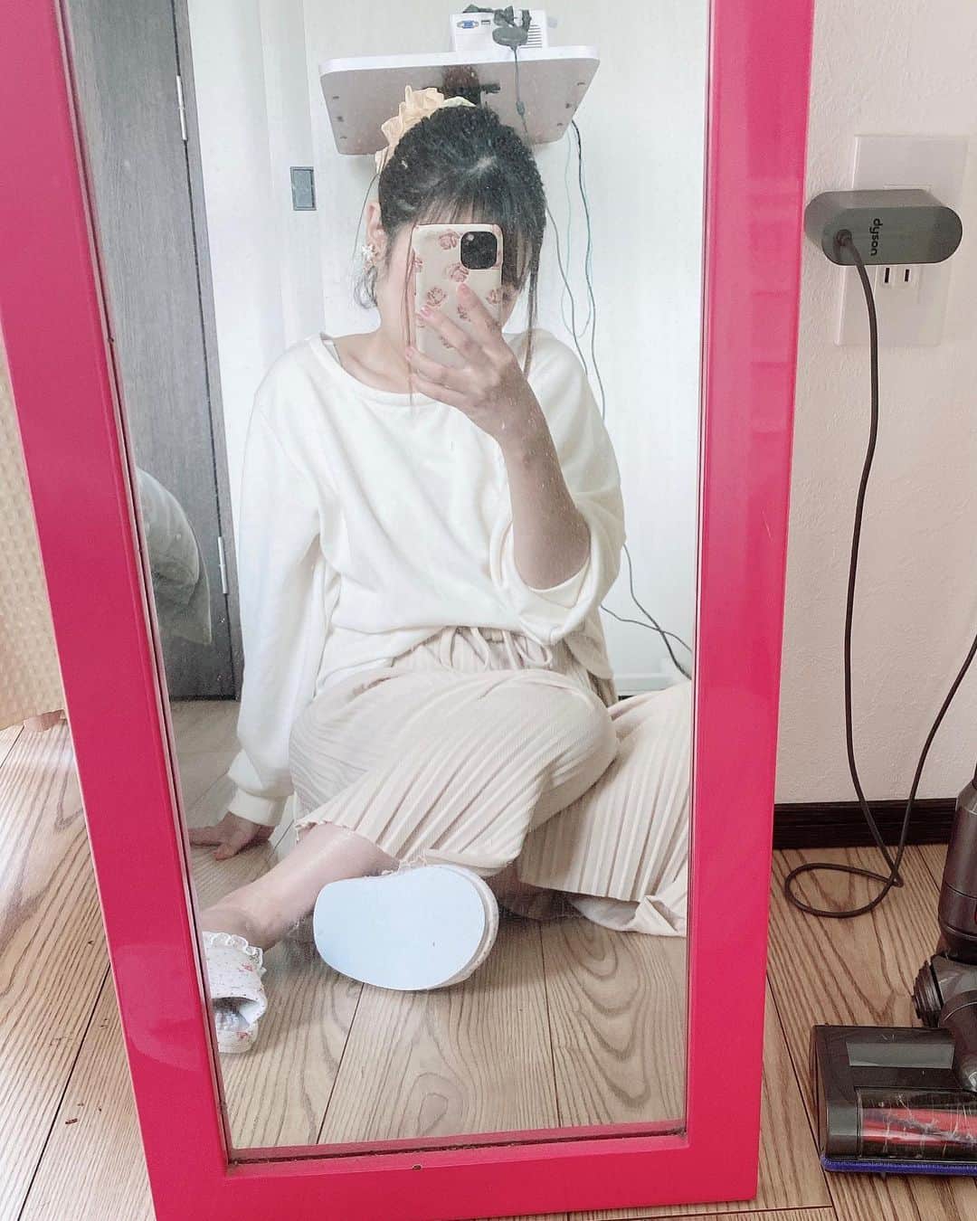 夏目亜季のインスタグラム：「#真っ白コーデ  #真っ白コーデ好き  今日は本会議でした！ そのあと会派の勉強会。  今日は、ALL #サンポップ町屋 ファッションです笑(^.^) これに白ジャケットで議会に行きました🏃‍♀️ 帰りは、町屋から東尾久むかっていくあたりにできた ピザとアイスとジュースの店でテイクアウト また動画で紹介するかも。  飲食店支援として 荒川区のテイクアウト一覧や 情報は102さんや JCの荒川区委員会、 そして私も応援してます！  #コロナに負けない  #町屋 #荒川区町屋  #荒川区 #荒川区テイクアウト」