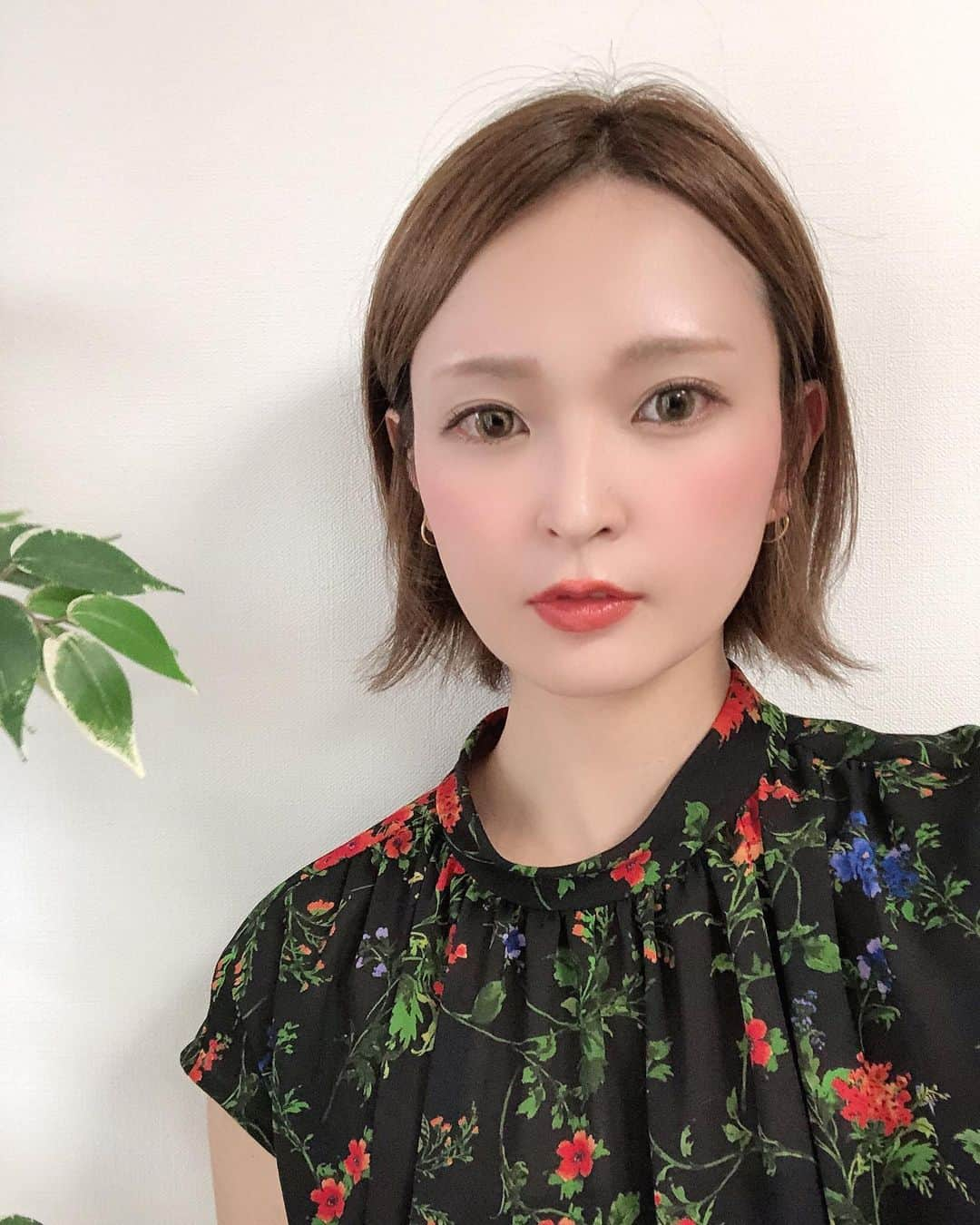 佐々木かいさんのインスタグラム写真 - (佐々木かいInstagram)「昨日4カ月ぶりに美容院へ行ってきました💇‍♀️♡ がっつりショートヘアだった髪の毛もかなり伸びてきて、もうすぐボブヘアにできそうです☺︎❤︎❤︎❤︎トリートメントもしてもらい、湿気でゴアゴアパサパサだった髪が無事生き返りました🙈✂︎笑✨ カラーも明るめのベージュ系にしてもらい外人さんみたいな色味で大大大満足です🙈✂︎♡♡♡ @yuma54321 さん いつもありがとうございます🙇‍♂️✨ ・ ・ #ショート#ショートヘア #ショートボブ #ヘアカラー #ヘアカット #hair#haircolor #トリートメント#外国人風カラー #ベージュカラー #hairstyles #haircut #表参道」6月25日 15時40分 - kai_s_1213