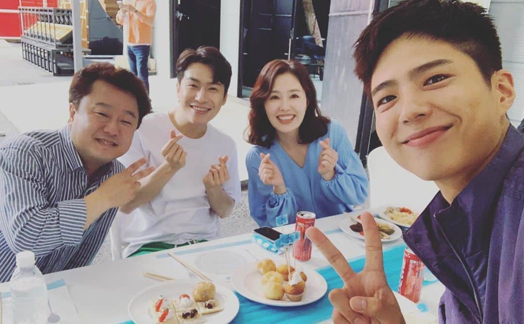 イ・ジェウォンのインスタグラム：「. #혜준이네💕 #보검아축하해🛳 #청춘기록  보검이 팬분들 잘 먹었습니다🙏🏻 소풍나온 기분이였어요^^」