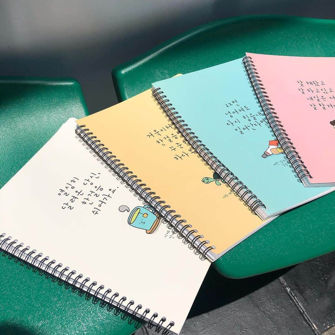 あぷろ大名店さんのインスタグラム写真 - (あぷろ大名店Instagram)「﻿ TAKE OUT or あぷろボックスを購入して【힘내요(ヒムネヨ)ノート】をゲットしよう！﻿ ﻿ 4色展開のノートですが、全て韓国語で頑張れ！の意味が込められてるノートです😆👍🏻﻿ ﻿ このノートを使って学校の宿題や授業を頑張ろう🥰💕﻿」6月25日 15時50分 - apuro_official
