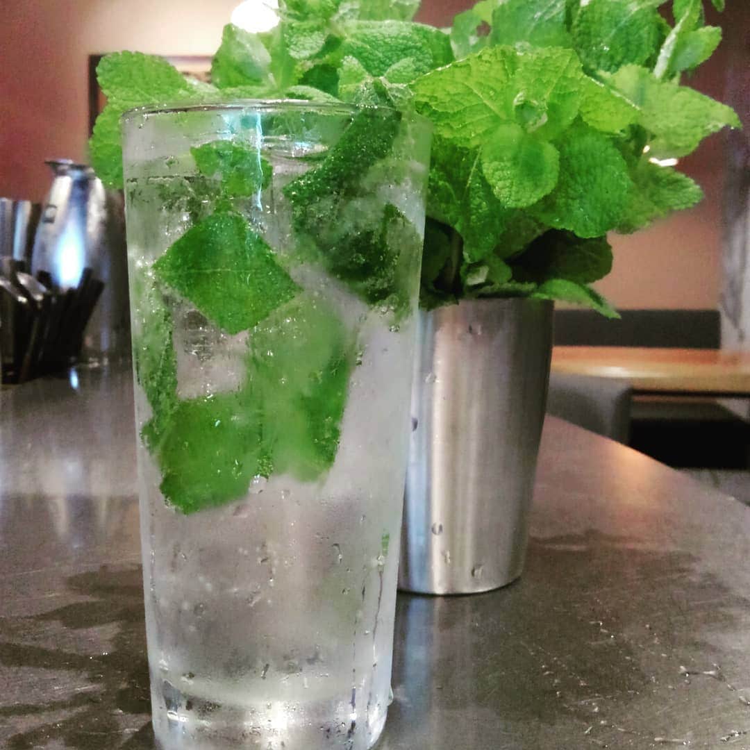 のインスタグラム：「埼玉県は小川町の完全無農薬野菜  アップルミントサワーはこのどんよりした空気を吹き飛ばします！  #無農薬野菜#ミントサワー#池袋天然鰻 #ジビエ#日本酒」