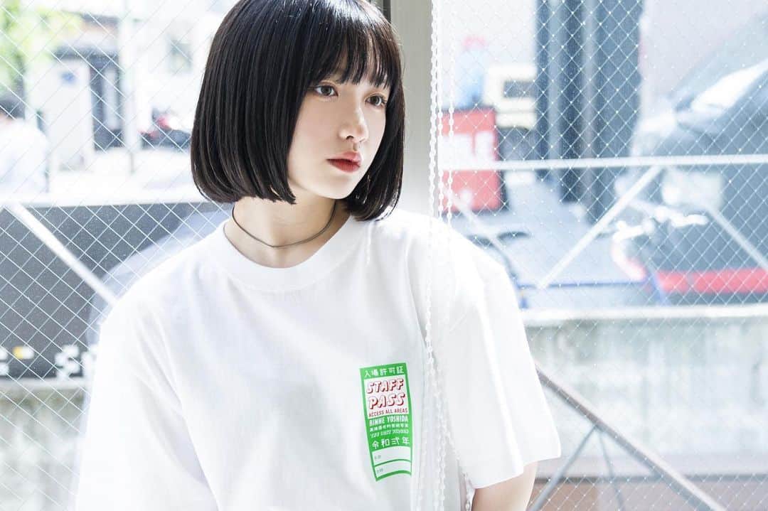 吉田凜音のインスタグラム：「高橋優也　×  吉田凜音  写真展「the Lost Virgin」 の記念コラボTシャツ発売します！ 受注期間 7月1日12時から7月5日23時59分まで 昨日投稿したTシャツだよ❣️」
