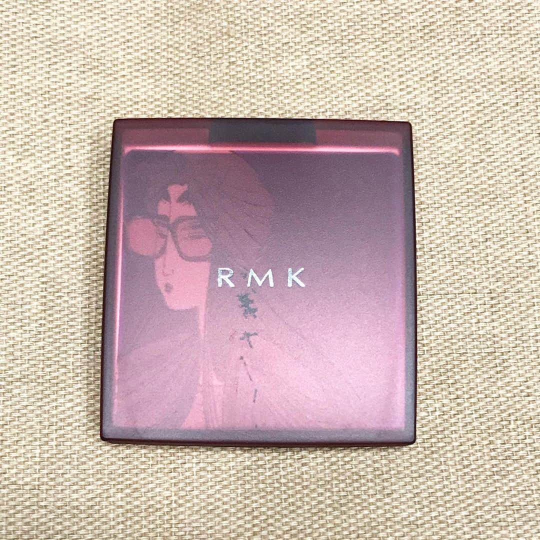 steady.さんのインスタグラム写真 - (steady.Instagram)「RMKの素敵すぎる新作をチェック 🥳👍 8月1日（土）より数量限定発売の  RMK AUTUMN WINTER COLLECTION 2020  UKIYO Modern  江戸を魅惑した歌麿の美人絵にインスパイアされて作れたAWコレクション  粋でモダンな色使いと、テクスチャーにうっとりしてしまうアイテムがたくさん！ （右下より反時計回りに）  RMK キセル Ｗ ライナー 全5色 ￥4,000  RMK　江戸桜 トランスルーセントパウダー 全2色 7.6ｇ　￥5,000  RMK ウキヨモダン アイシャドウパレット　全3種　￥5,800  RMK ウキヨモダン ブラッシュ 全2色 ￥3,200  RMK 江戸茜 トランスルーセントグロス　全1色 ￥2,800  RMK タイムレス マットエフェクト リップラッカー 全3色 ￥3,500  RMK 江戸桜 トランスルーセントＢＢ【9月10日発売】全2色 30g ¥4,500  その中から、RMK ウキヨモダン アイシャドウパレットと、キセル Ｗ ライナー  をお試し 😗❤️ ウキヨモダン アイシャドウパレットは、喜多川歌麿が描いた美人画にインスパイアされて生まれたアイシャドウパレットです。  オイルを抱え込んだ繊細なパウダーがまぶたにとけこみつやめいたまなざしに  つけてみた感じも、パウダーとオイルの中間のような絶妙なテクスチャーでした  ほんのり上品に色づきます  パッケージもかわいくて、テンション上がります 🥰❤️ キセル Ｗ ライナーは、江戸時代の喫煙具「キセル」を模したデザインの  アイズ＆リップライナー  軽やかに色づくパウダーアイライナーと、クリーミーな質感のペンシルリップをセットに  これ1本で粋なシャレ顔になれちゃいます 😎  下から  02,03,04  #雑誌ステディ #美容 #新作コスメ #新色  #美容好きな人と繋がりたい  #ウキヨモダン」6月25日 15時58分 - steady_tkj