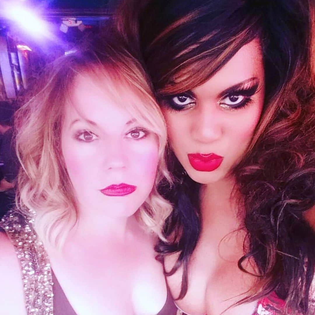 カーステン・ヴァングスネスさんのインスタグラム写真 - (カーステン・ヴァングスネスInstagram)「This is my friend @foxxyroxywood and she & I (YES, SHE, JK ROWLING) are going to be on #kirstensagenda tomorrow at 12pm PST - I will be watching and chatting it up live. Come and join me.」6月25日 15時55分 - kirstenvangsness