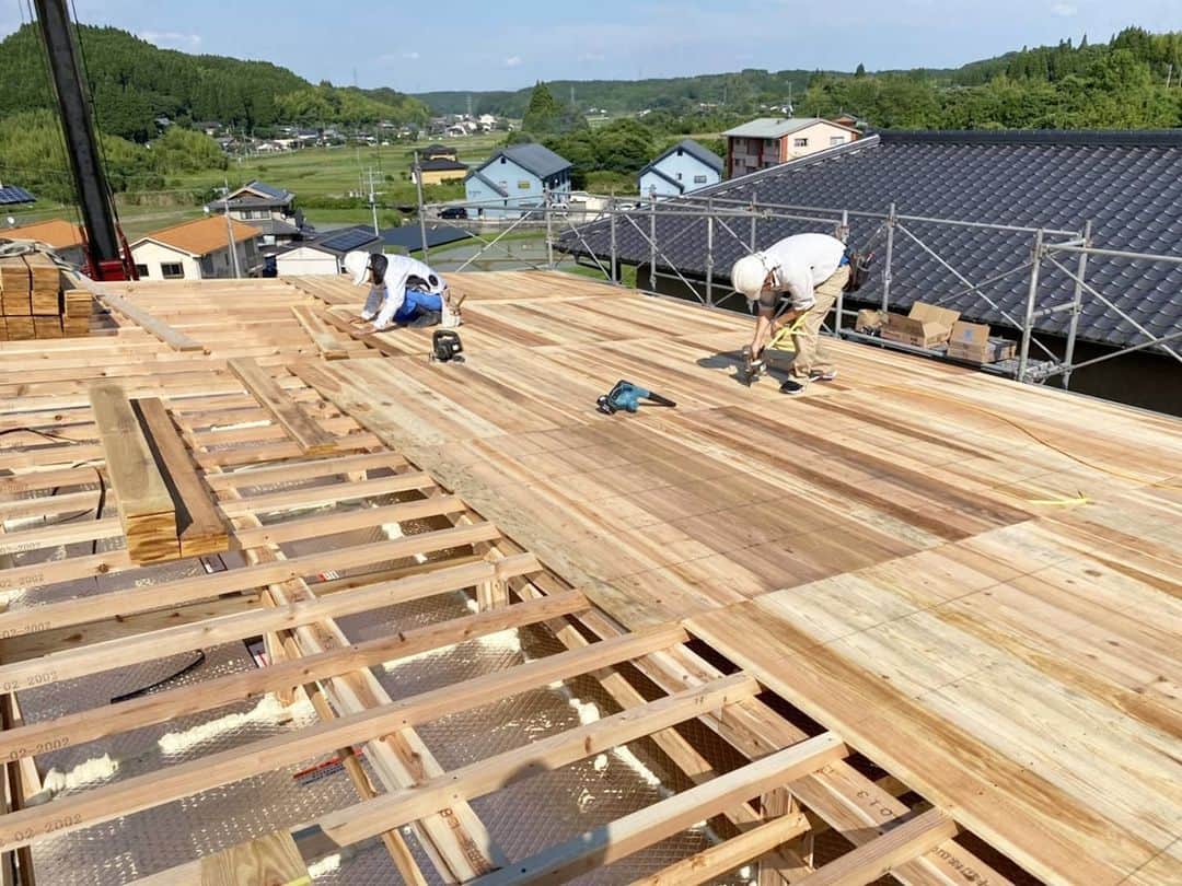 有限会社 稲葉製材住宅さんのインスタグラム写真 - (有限会社 稲葉製材住宅Instagram)「ボルダリングのある家　Day7 【屋根】 屋根の下地には板を使用❗ 最近では合板（接着剤で張り付けたもの）が多く利用されてますが、できる限り本物の木の板を使用します🙆‍♂️ そして耐震等級3（最高等級）を取得しています👍 吹き抜けとかある場合は合板を使用する事もありますが😅 手間は掛かりますが長持ちする家のためですね🙈🙈🙈 #棟上げ #小国杉 #県産材 #地産地消 #屋根板も小国杉 #木造 #新築 #耐震等級3 #高耐震 #高耐久 #高性能住宅 #高品質 #ZEH #いい家 #新築 #家 #家づくり #マイホーム #暮らしやすい家 #使いやすい家 #丁寧な家づくり #暮らし #楽しい暮らし #エコハウス #工務店 #注文住宅 #熊本 #玉名 #山鹿 #稲葉製材住宅 #イナバ  施工対応エリア 玉名、山鹿、荒尾、熊本市 県北メイン」6月25日 15時59分 - inaba_home