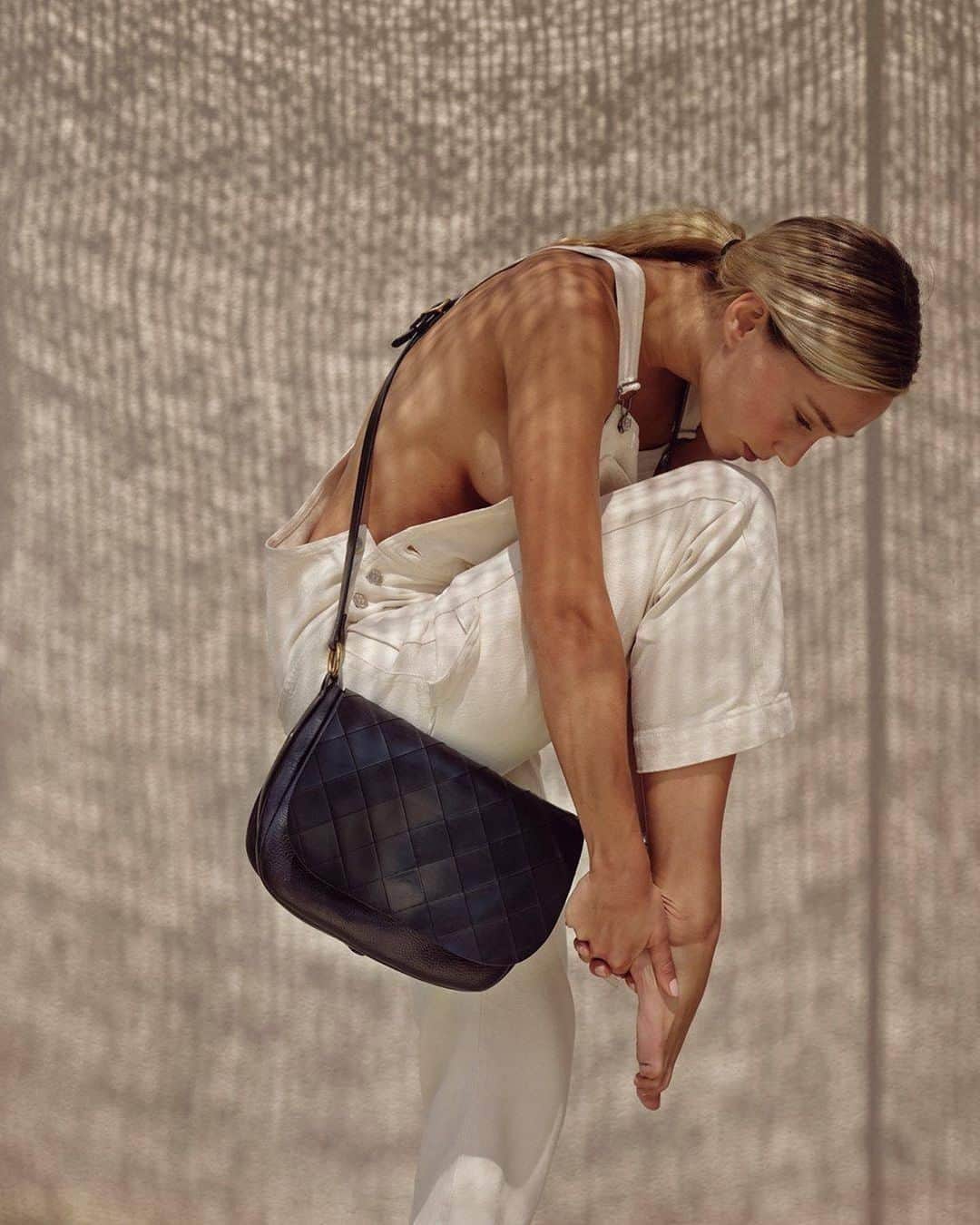 アメリカンビンテージのインスタグラム：「Alison in Snopdog overalls. 📸 @alisoncossenet @antoningrenier @lesellier_francais @_bepi_ @vanille_makeup  t#americanvintage #SS20 #womenswear」