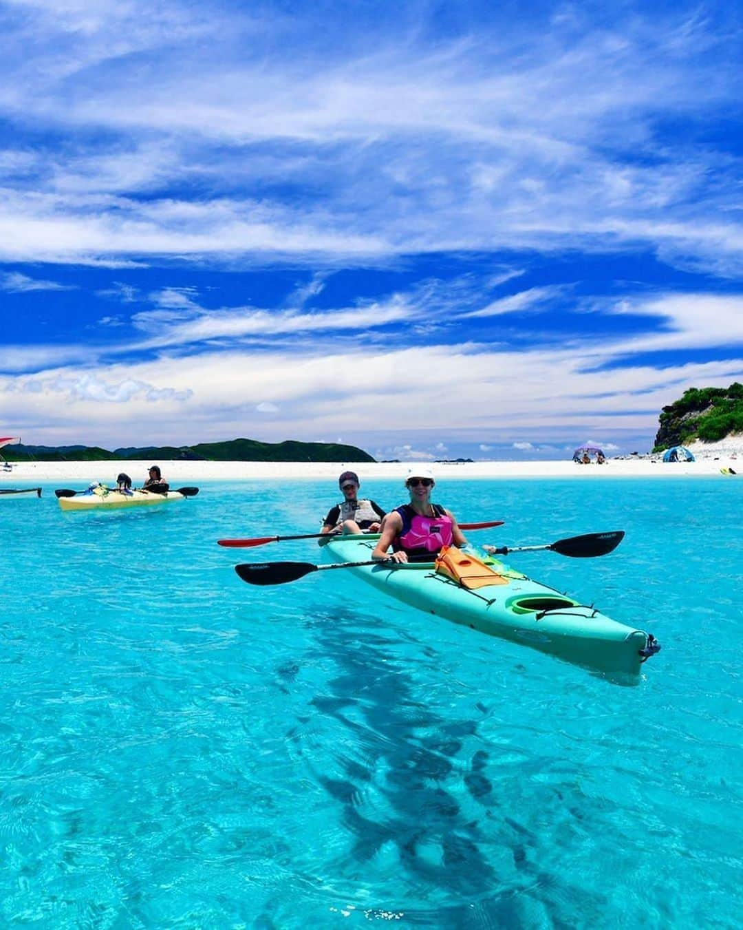 Be.okinawaさんのインスタグラム写真 - (Be.okinawaInstagram)「Afloat on the transparent waters of Okinawa. 📷: @kiyotaka_kitajima_photo 📍: Zamami Island  Zamami Island is a scenic escape that can be reached in about 50 minutes by ferry from the main island of Okinawa!  We look forward to welcoming you again near future when the time has come. #okinawaathome #staysafe  #zamami #keramaislands #座間味島 #慶良間群島 #자마미섬 #게라마제도 #慶良間諸島 #カヤック #kayaking #transparentwater #beokinawa #visitokinawa」6月25日 16時00分 - visitokinawajapan