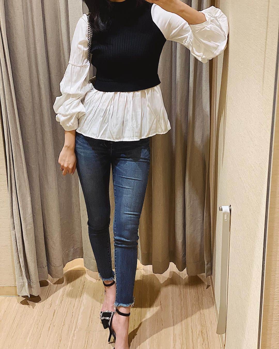 吉田愛璃のインスタグラム：「. . 春真っ盛りに自粛lifeすぎてタグついたままクローゼットに眠ってる服がいくつかある🥺  今日肌寒かったから着れたこのfifthのドッキングシャツ、安いのに可愛い。着れて満足^^ #ootd #fashion #codenate #ファッション #シャツコーデ #デニム #denim #denham #fifth #prada #カジュアル #デニムコーデ #アラサーコーデ #大人カジュアル」
