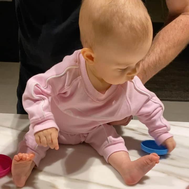 ジェニファー・ホーキンスのインスタグラム：「Dinner hangs with our little human. ☺️Tupperware party apparently!」