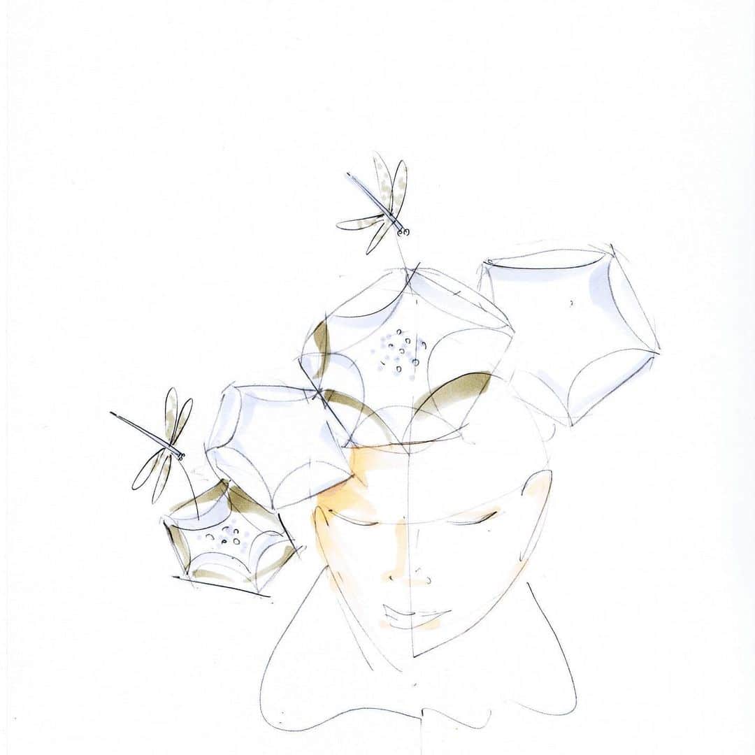 スティーブンジョーンズさんのインスタグラム写真 - (スティーブンジョーンズInstagram)「‘Analogue Fairydust’ spring summer 2021 hat collection. ‘Lakeside Romance ’, a water lily headdress in crin with beaded dragonflies .  Original half size toile in @postit notes , development sketch, and final version modelled by our special guest star @noonoouri #crin #beads #toile #hautecouture #hats #millinery」6月25日 16時38分 - stephenjonesmillinery