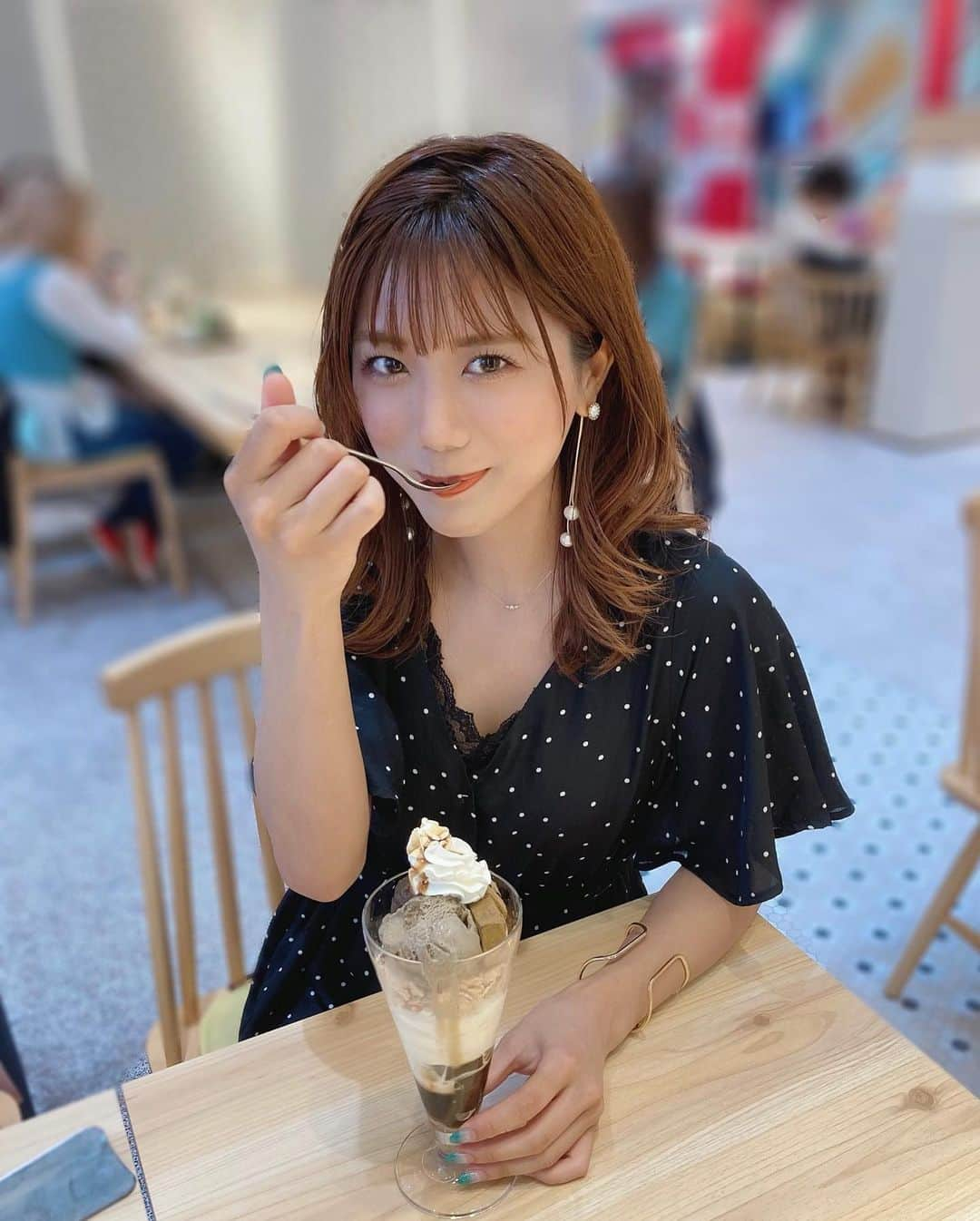 海江田麻貴さんのインスタグラム写真 - (海江田麻貴Instagram)「ㅤㅤㅤ  ㅤㅤㅤ ほうじ茶ぱふぇ🤎💗 なんやゆうて食べてるときがいちばんしあわせ♡  ㅤㅤㅤ  ㅤㅤㅤ  ㅤㅤㅤ #ぱふぇ #パフェ活 #パフェ部 #パフェ #parfait #ほうじ茶スイーツ #ほうじ茶アイス #ほうじ茶パフェ #sweetslover #甘党女子 #甘党 #nanasgreentea #roastedgreentea #カフェ活 #外ハネアレンジ #外巻き #シースルーバング #ドットワンピ #blackcode #パールピアス #japanesegirl」6月25日 22時07分 - _makiii0924_