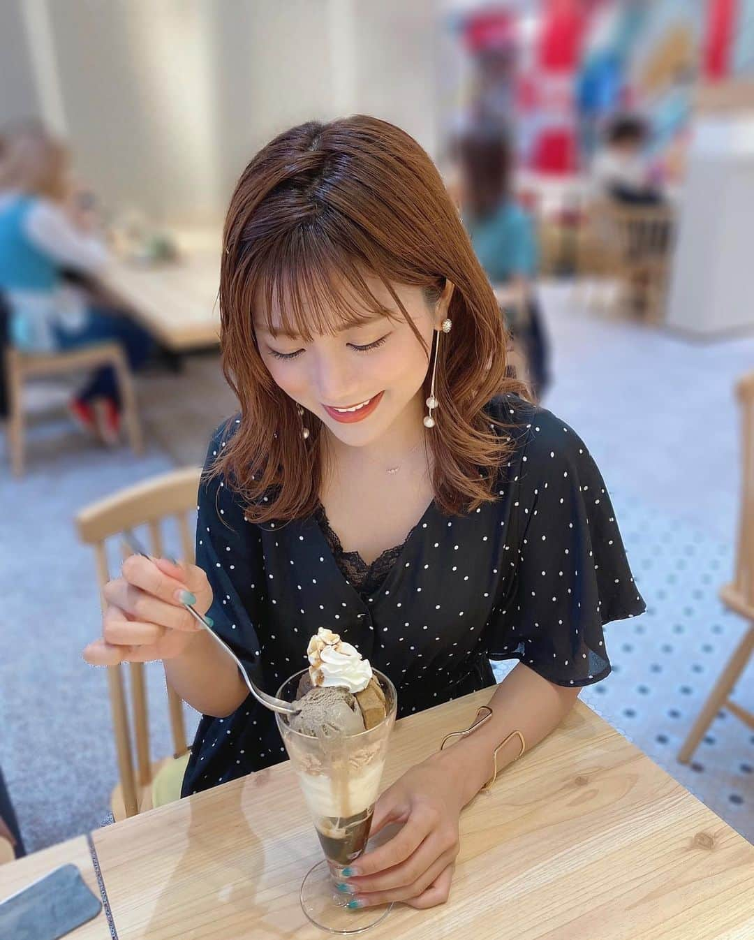 海江田麻貴さんのインスタグラム写真 - (海江田麻貴Instagram)「ㅤㅤㅤ  ㅤㅤㅤ ほうじ茶ぱふぇ🤎💗 なんやゆうて食べてるときがいちばんしあわせ♡  ㅤㅤㅤ  ㅤㅤㅤ  ㅤㅤㅤ #ぱふぇ #パフェ活 #パフェ部 #パフェ #parfait #ほうじ茶スイーツ #ほうじ茶アイス #ほうじ茶パフェ #sweetslover #甘党女子 #甘党 #nanasgreentea #roastedgreentea #カフェ活 #外ハネアレンジ #外巻き #シースルーバング #ドットワンピ #blackcode #パールピアス #japanesegirl」6月25日 22時07分 - _makiii0924_