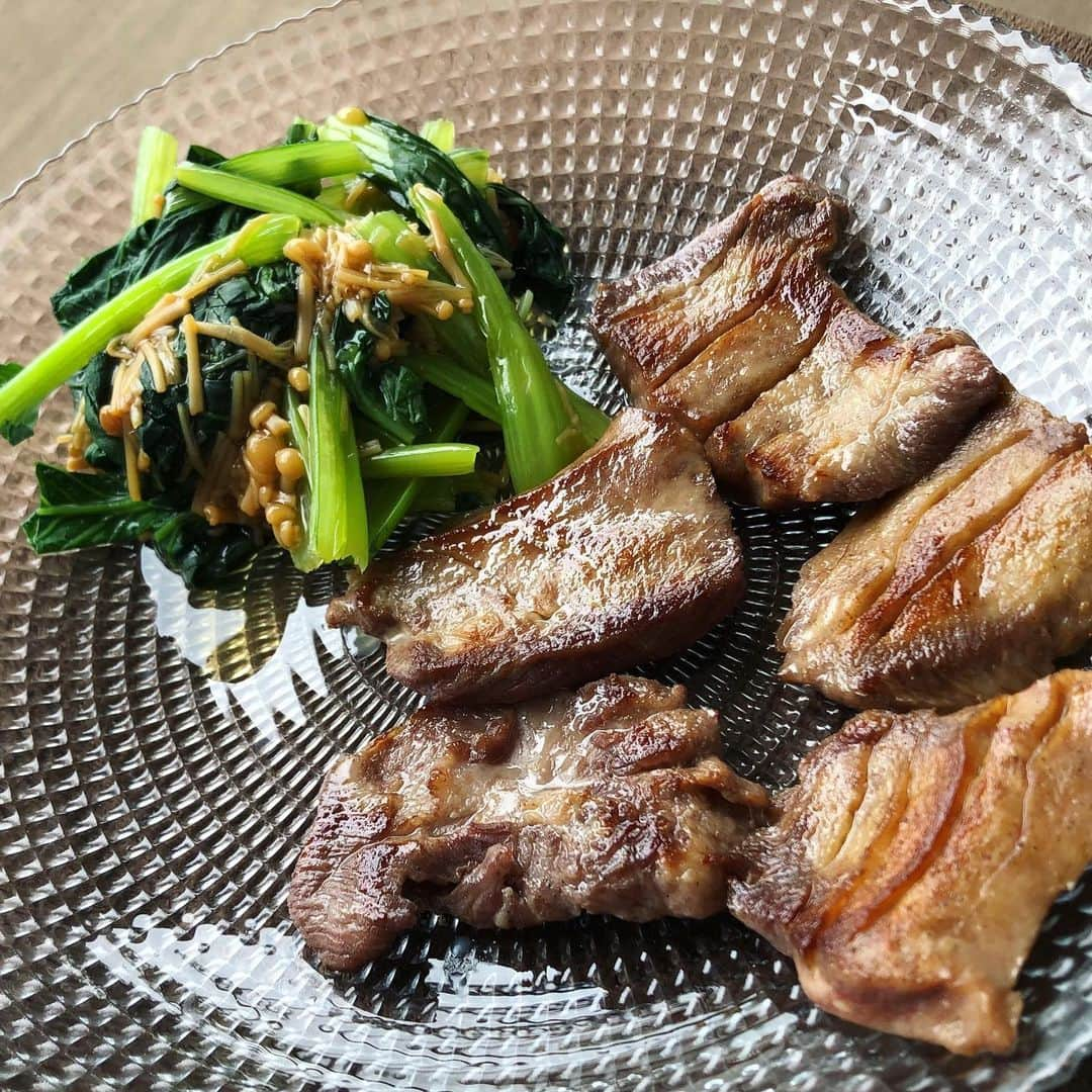 世手子さんのインスタグラム写真 - (世手子Instagram)「I had a barbecue on the balcony🌞 Lunch outside after a long absence🍖 Full of energy with meat and vegetables(^_^*) I hope I can go out a lot(*´ω`*) https://1001horumon.official.ec/items/28036989 @1001_horumon  #肉王 #仙一ホルモン #仙台牛タン 食べたよ=(^.^)= 今日は雰囲気を変えて #バルコニー で #ランチ (´∀｀) #熟成牛タン が柔らかっっ #副菜 は @tableland_official  #テーブルランド #なめ茸 で #小松菜 まぜるだけっっっ #なめ茸アレンジレシピ も作ったよ(*^^*) #うす塩 味だけで美味しくできたから万能具材♪(´ε｀ ) #バーベキュースタイル で楽しかったな(#^.^#) 我が子も楽しそうだった(´∀｀=) #おうち時間 #おうちごはん #おうちランチ #おうちご飯 #おうちキャンプ  #牛タン #牛タン好き #牛タンステーキ #牛タン焼き #牛タン大好き #なめ茸レシピ  #丸善食品工業 #食物繊維 #えのき茸 #monipla #tableland_fan」6月25日 22時07分 - rojide