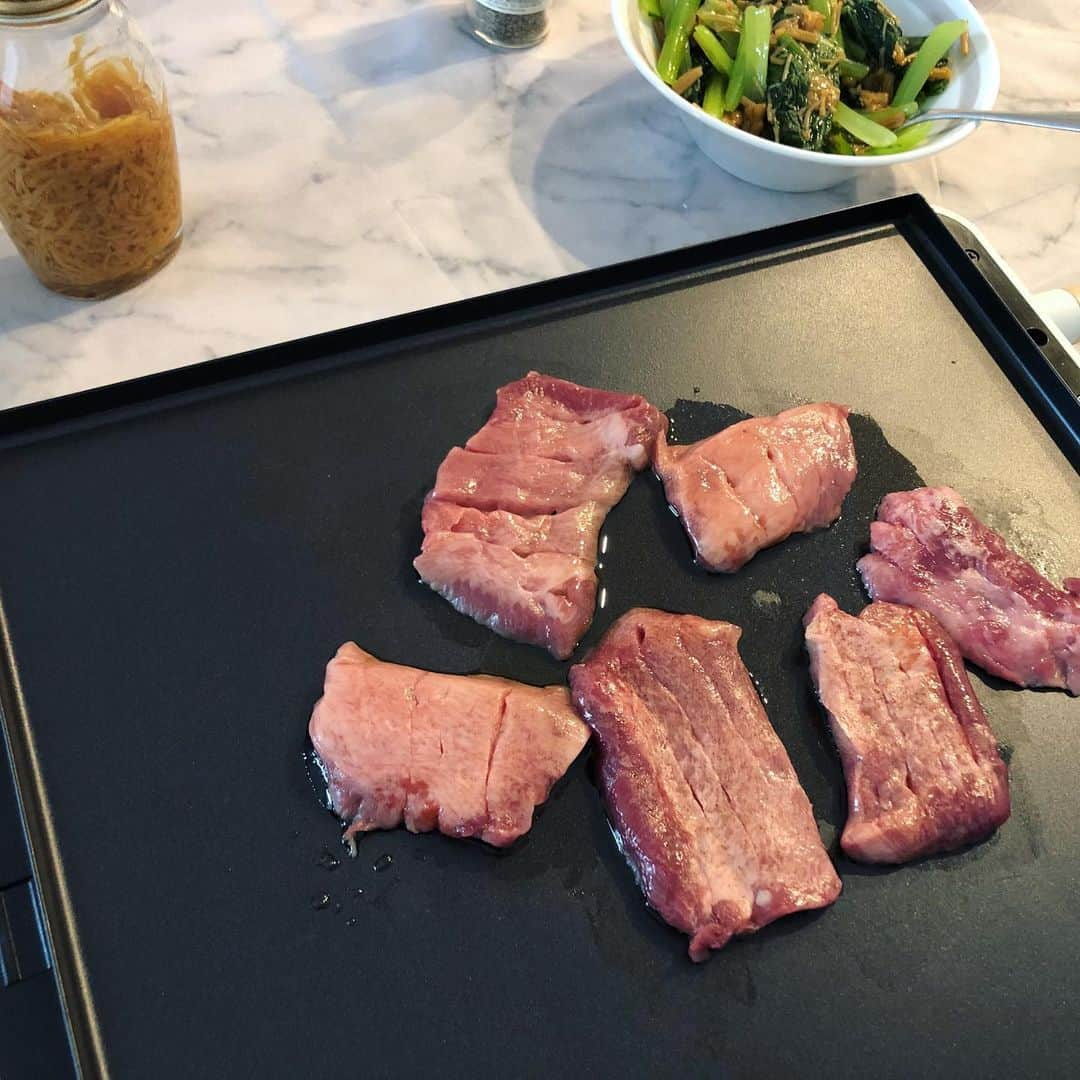 世手子さんのインスタグラム写真 - (世手子Instagram)「I had a barbecue on the balcony🌞 Lunch outside after a long absence🍖 Full of energy with meat and vegetables(^_^*) I hope I can go out a lot(*´ω`*) https://1001horumon.official.ec/items/28036989 @1001_horumon  #肉王 #仙一ホルモン #仙台牛タン 食べたよ=(^.^)= 今日は雰囲気を変えて #バルコニー で #ランチ (´∀｀) #熟成牛タン が柔らかっっ #副菜 は @tableland_official  #テーブルランド #なめ茸 で #小松菜 まぜるだけっっっ #なめ茸アレンジレシピ も作ったよ(*^^*) #うす塩 味だけで美味しくできたから万能具材♪(´ε｀ ) #バーベキュースタイル で楽しかったな(#^.^#) 我が子も楽しそうだった(´∀｀=) #おうち時間 #おうちごはん #おうちランチ #おうちご飯 #おうちキャンプ  #牛タン #牛タン好き #牛タンステーキ #牛タン焼き #牛タン大好き #なめ茸レシピ  #丸善食品工業 #食物繊維 #えのき茸 #monipla #tableland_fan」6月25日 22時07分 - rojide