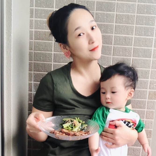 世手子さんのインスタグラム写真 - (世手子Instagram)「I had a barbecue on the balcony🌞 Lunch outside after a long absence🍖 Full of energy with meat and vegetables(^_^*) I hope I can go out a lot(*´ω`*) https://1001horumon.official.ec/items/28036989 @1001_horumon  #肉王 #仙一ホルモン #仙台牛タン 食べたよ=(^.^)= 今日は雰囲気を変えて #バルコニー で #ランチ (´∀｀) #熟成牛タン が柔らかっっ #副菜 は @tableland_official  #テーブルランド #なめ茸 で #小松菜 まぜるだけっっっ #なめ茸アレンジレシピ も作ったよ(*^^*) #うす塩 味だけで美味しくできたから万能具材♪(´ε｀ ) #バーベキュースタイル で楽しかったな(#^.^#) 我が子も楽しそうだった(´∀｀=) #おうち時間 #おうちごはん #おうちランチ #おうちご飯 #おうちキャンプ  #牛タン #牛タン好き #牛タンステーキ #牛タン焼き #牛タン大好き #なめ茸レシピ  #丸善食品工業 #食物繊維 #えのき茸 #monipla #tableland_fan」6月25日 22時07分 - rojide