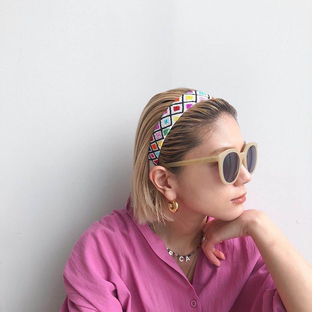 のインスタグラム：「カラフル好きには、たまらない #カチューシャ 😍🍒💗🍊🍋🍐🦋💜🌈﻿ ﻿ 最近またヘアアクセ、ヘアアレンジブーム再来中🧏🏼‍♀️💕﻿ ﻿ #headband #hairaccessories #hairaccessory #blondehair #hairstyle #hairarrange」