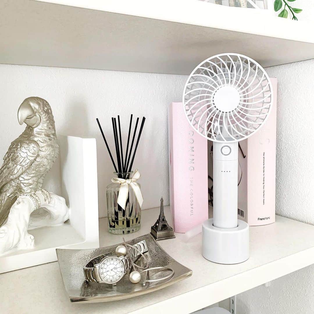 のインスタグラム：「𓂅𓂂 * 毎年夏に持ち歩いている#ハンディファン 、 👶🏻の分も追加しました♩ * @modern.deco さんのもので 5段階の風量調節ができるし 卓上ファンにもなるし しかもこれ… #モバイルバッテリー機能付き なのです！ お出掛け先でスマホやタブレットの 充電ができます📱˚✧₊⁎ * ↪︎↪︎2枚目📷 充電中も白色に光るだけ✴︎ 赤や黄色に光ると目立っちゃうので 些細なことだけど 置きっぱなしにしておけるのが嬉しい♥ * #楽天roomに載せてます ☺︎ * * * #ハンディファン  #熱中症対策  #暑さ対策  #扇風機  #anddeco  #&deco  #アンドデコ  #PR」