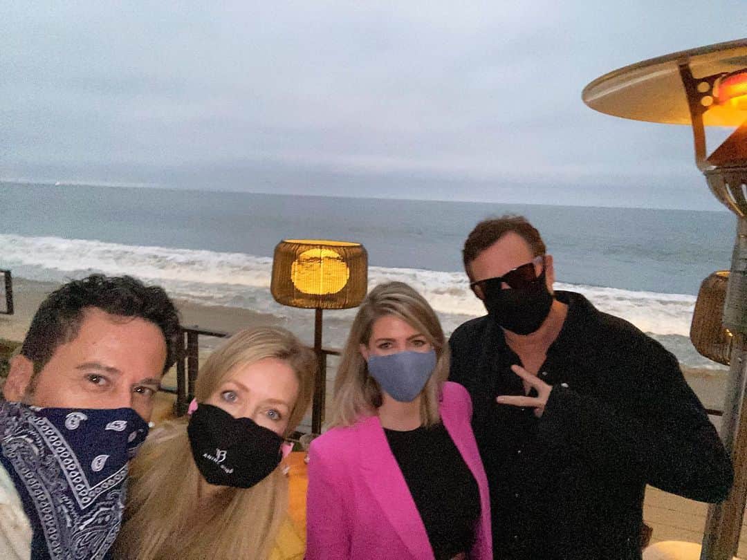 ボブ・サゲットのインスタグラム：「Hangin’ out safely at da beach with my dear friends who married @eattravelrock and me, @jonnysilverman and his amazing wife @jennigan1 - And there was a big man swimming in the ocean behind us. Hope he was wearing a mask.」