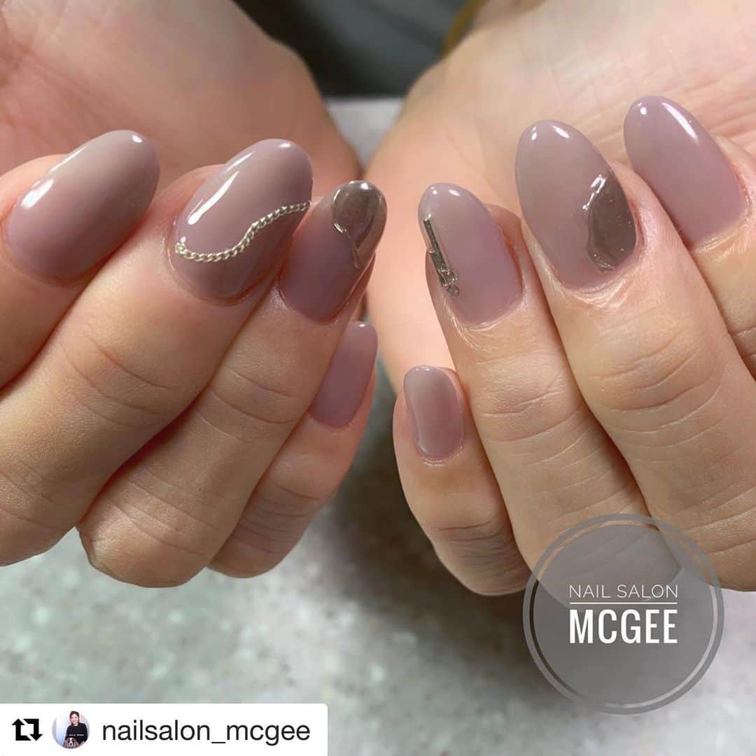 のインスタグラム：「#Repost @nailsalon_mcgee with @get_repost ・・・ . 𝒔𝒊𝒍𝒗𝒆𝒓 𝒂𝒄𝒄𝒆𝒔𝒔𝒐𝒓𝒊𝒆𝒔♡ . . シルバーアクセサリー てきな お洒落ネイルᶫᵒᵛᵉ♡ . . ⋈リーフジェル ＃454. . . .  ご予約・レッスンのお問い合わせは LINE@にて受付中 LINE ID →【@tff3366p】 @も含めて検索◡̈⋆* . . . #リーフジェルプレミアム #leafgelpremium #ネイルサロンマクギー #nailsalonmcgee #nail#nailsalon  #nailart#nailist#美甲#指甲 #ネイル#ネイルサロン #ネイルデザイン#ネイルアート #かわいい#大人上品ネイル #オフィスネイル #アクセサリーネイル #お洒落ネイル #フィルインサロン #リフィル #マシンケア #田町ネイルサロン #芝公園ネイルサロン #港区ネイルサロン #プライベートネイルサロン」