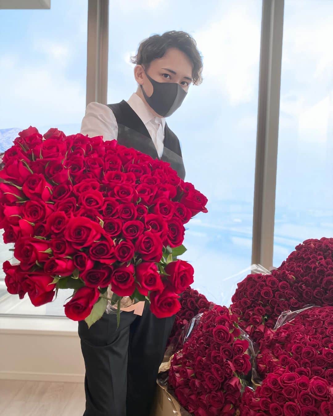 カブキンのインスタグラム：「特技: プロポーズ  #婚活  #婚活YouTuber  #モテたい  #綺麗なバラだったけど刺はなかった #フォローといいねでバラ配ります」