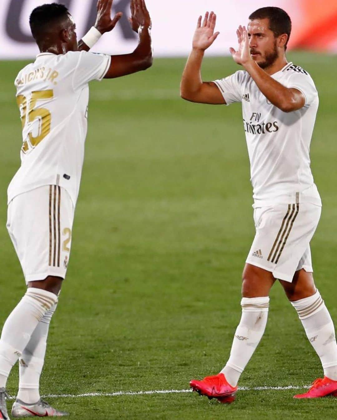 エデン・アザールさんのインスタグラム写真 - (エデン・アザールInstagram)「Nice to see my bro @salibur24 ... we keep working hard in @laliga #halamadrid @realmadrid」6月25日 17時09分 - hazardeden_10