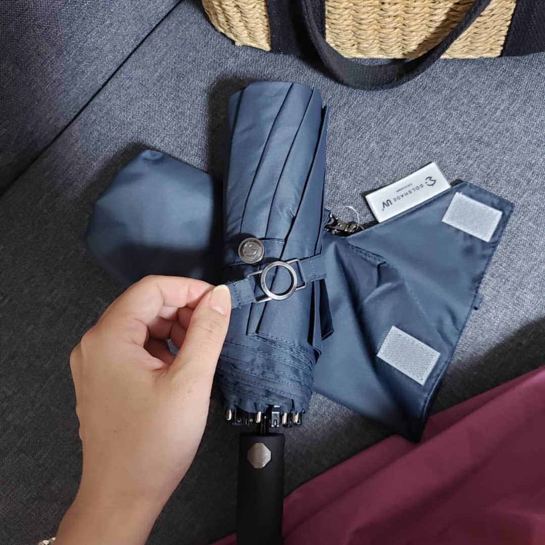 Hiromi Tomiiさんのインスタグラム写真 - (Hiromi TomiiInstagram)「. . 久しぶりに羽をはやしに😊 ゆみこさんと#京都 ❤️ . @taiga_press  今年の流行りは、 #メンズ日傘　を持つことやねんて◎ . メンズの皆さんも日傘を持つ時代やで。 . 大きいから沢山日を避けられるし、 想像以上に軽いし、 真っ黒な傘じゃないからお洋服とも合わせやすい(*^^*) . 晴雨兼用だから 雨の日にも使えるのがいいよね(*^^*) . #相合い傘 しても余裕な大きさだよ😊 . そして何より#ソーシャルディスタンス　をとるのにも便利。 . . . メンズ日傘なので、 デザインは洗練され機能的笑 開きやすく閉じやすい(*^^*) . . . . #おしゃれさんと繋がりたい #PR  #outfit#ootd#fashion#コーデ#きょコ  #fashion #fashiongram #lookbook  #busana #日傘 #黒 #折りたたみ #完全遮光 #晴雨兼用 #10本骨傘 #軽量 #コンパクト  #ブラック #4段伸縮 #UPF #UVカット 100%#遮光 #ブランド #solshade #ソルシェード」6月25日 17時09分 - hiromi.tomii