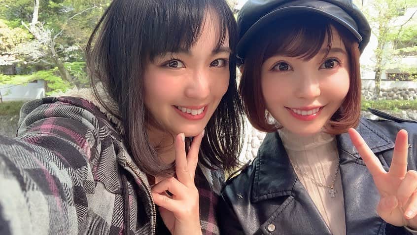 伊藤桃さんのインスタグラム写真 - (伊藤桃Instagram)「【#伊豆箱根鉄道駿豆線 #伊豆仁田駅 】#いずっぱこ の旅もいよいよラスト。 最後に乗ったのは·····いきに見た✨#伊豆箱根鉄道1300系 の西武さんカラー！ #イエローパラダイストレイン ^^* 🚉 2.3枚目: すっかり夕暮れ時、日常の伊豆仁田駅·····´`* この駅のこの日常感と、真っ直ぐに伸びる線路がすてきだったな····· 4枚目: 車窓からみた夕陽と富士山(●︎´▽︎`●︎) 6枚目:そして終点三島駅へ！ゴール✨♡ 🚉 ここからはももが気になったおまけへん。笑 7枚目: 伊豆仁田駅前にある可愛らしい居酒屋さん。いってみたいー！ 8枚目: 三島駅にて。むかしなつかし冷凍みかん🥰 🚉 9枚目: 一緒にたびをしてくれたゆうちゃんとパチリ♡ ✂︎-----------------㋖㋷㋣㋷線-------------------✂︎ のんびりつづってきた伊豆箱根鉄道の旅もここでおしまい🥰 楽しかったし早く乗り鉄行きたいなあ✨ また次の旅に·····つづく！ヽ(*´∀｀)ノ」6月25日 17時07分 - itomomo_tetsu