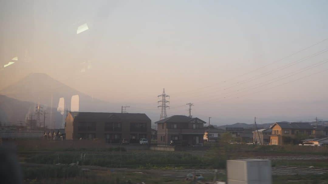 伊藤桃さんのインスタグラム写真 - (伊藤桃Instagram)「【#伊豆箱根鉄道駿豆線 #伊豆仁田駅 】#いずっぱこ の旅もいよいよラスト。 最後に乗ったのは·····いきに見た✨#伊豆箱根鉄道1300系 の西武さんカラー！ #イエローパラダイストレイン ^^* 🚉 2.3枚目: すっかり夕暮れ時、日常の伊豆仁田駅·····´`* この駅のこの日常感と、真っ直ぐに伸びる線路がすてきだったな····· 4枚目: 車窓からみた夕陽と富士山(●︎´▽︎`●︎) 6枚目:そして終点三島駅へ！ゴール✨♡ 🚉 ここからはももが気になったおまけへん。笑 7枚目: 伊豆仁田駅前にある可愛らしい居酒屋さん。いってみたいー！ 8枚目: 三島駅にて。むかしなつかし冷凍みかん🥰 🚉 9枚目: 一緒にたびをしてくれたゆうちゃんとパチリ♡ ✂︎-----------------㋖㋷㋣㋷線-------------------✂︎ のんびりつづってきた伊豆箱根鉄道の旅もここでおしまい🥰 楽しかったし早く乗り鉄行きたいなあ✨ また次の旅に·····つづく！ヽ(*´∀｀)ノ」6月25日 17時07分 - itomomo_tetsu