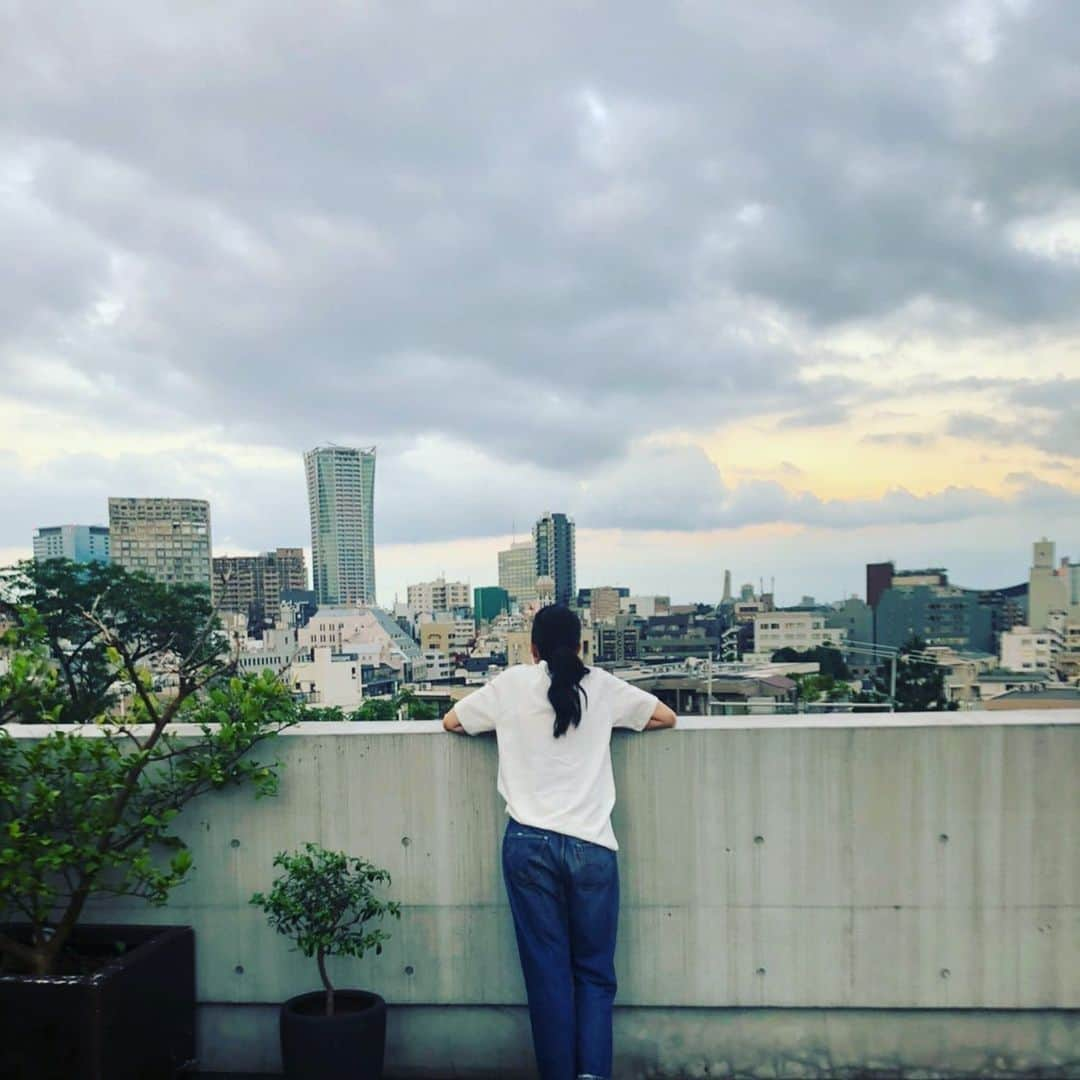 板谷由夏 さんのインスタグラム写真 - (板谷由夏 Instagram)「人生の先輩達とお芝居をすることは 緊張するけれど どっしりとして、あたたかく あ、これはキャッチせねば、と思う瞬間が多々ある。 今日は倍賞美津子さんからそのかんじを頂きました。 ああ、いい夕方。白ワイン呑みたい。」6月25日 17時17分 - yukaitaya