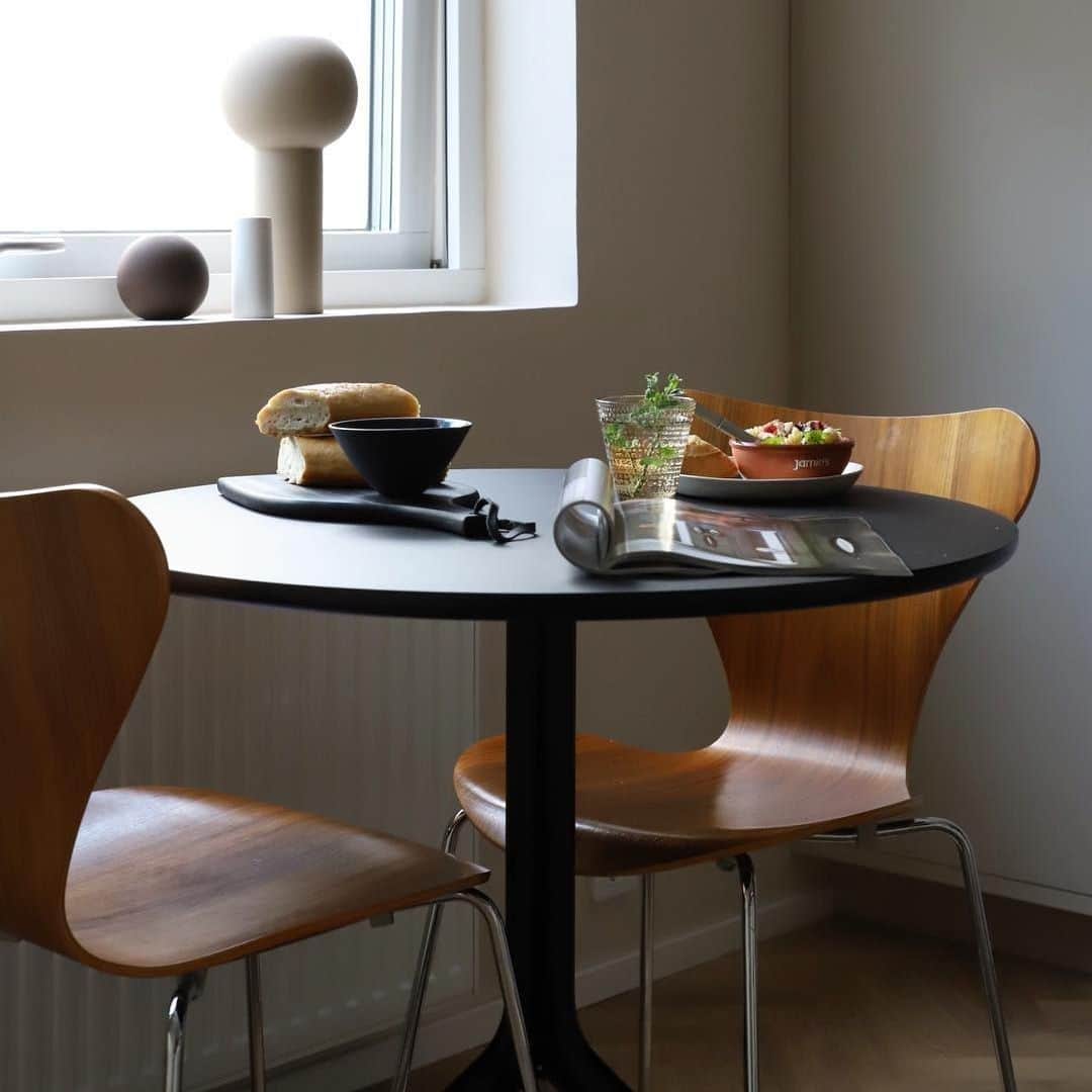 のインスタグラム：「Series 7™ seating by Arne Jacobsen shows off a striking wood grain. * Correction: Earlier post called this the Ant.  Captured by @catcooee  Explore more via link in bio  #fritzhansen #series7 #arnejacobsen #chair #designchair #danishdesign #diningroom #diningroomdesign #nordicdesign #ダイニングルームデザイン #ダイニング家具 #프리츠한센 #フリッツハンセン」
