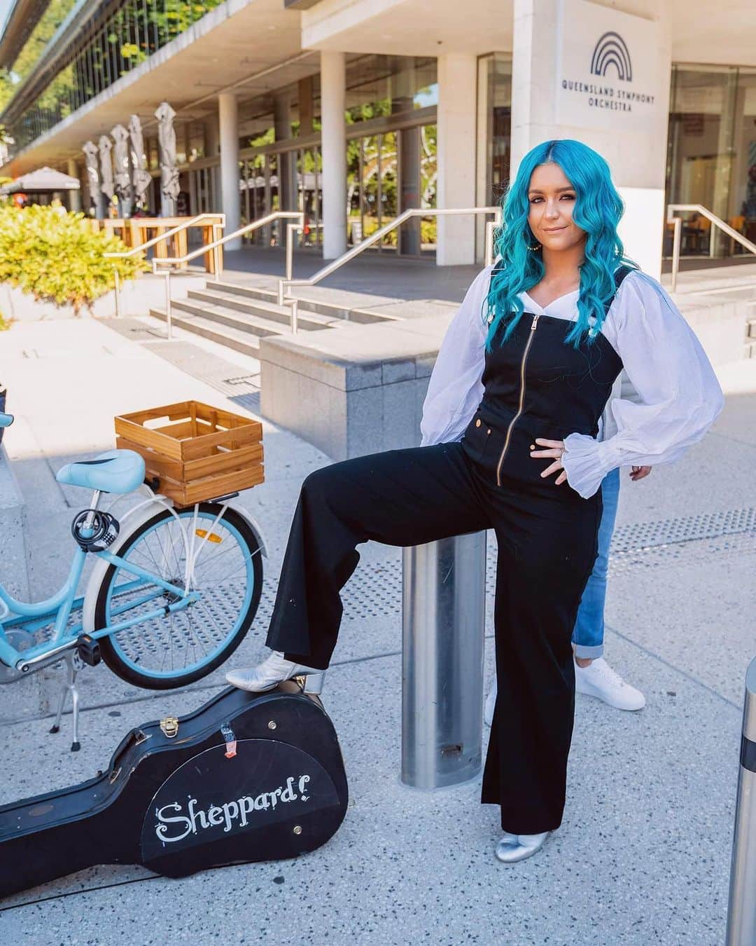 シェパードのインスタグラム：「You won’t believe this coincidence. The lyric video for “Symphony” premieres tomorrow morning at 8am... THE SAME DAY AS THE SONG IS RELEASED!! What are the chances?? Anyone gonna be awake to check it out?」