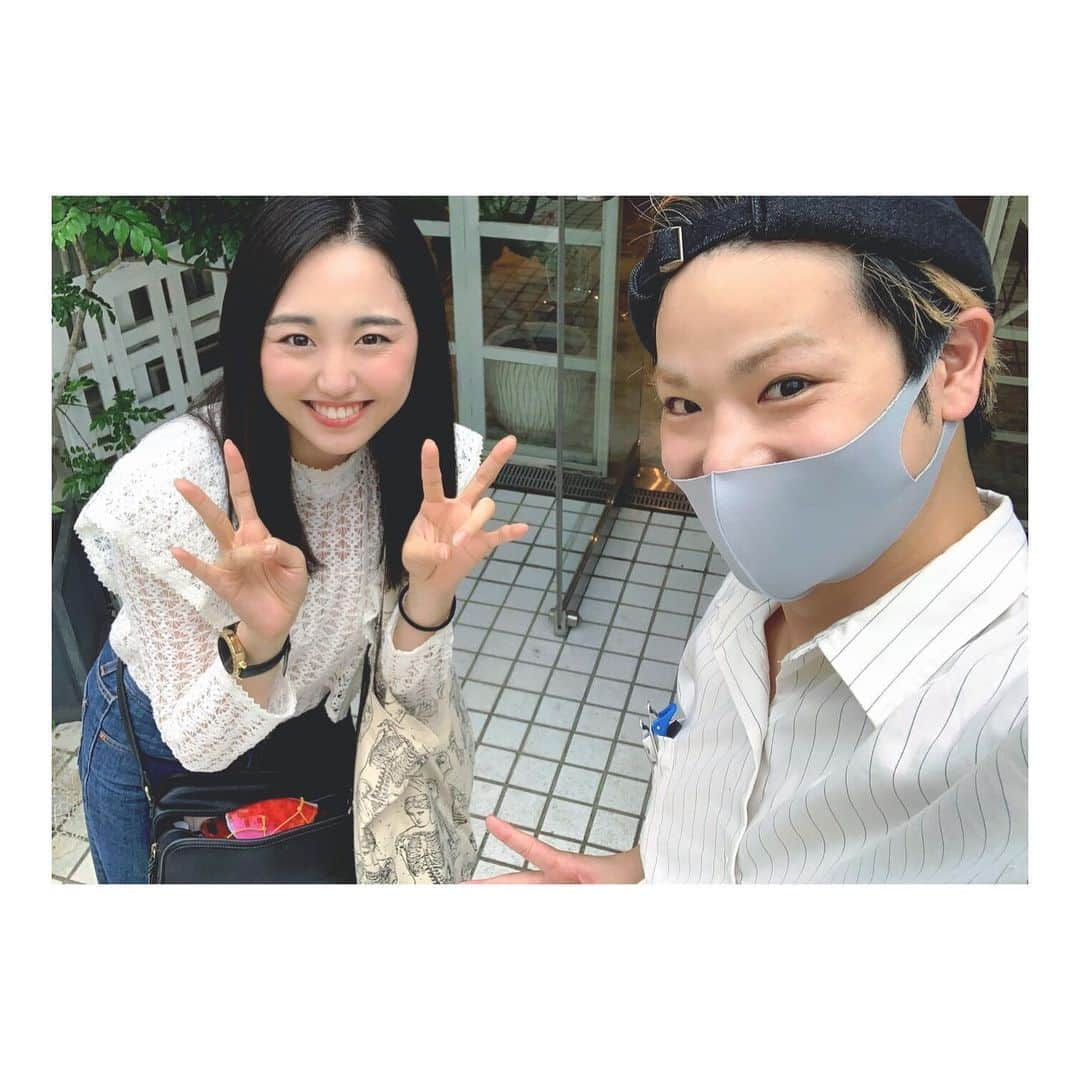 加藤梨里香さんのインスタグラム写真 - (加藤梨里香Instagram)「りょうくん( @ryosuke.kawasaki )が働いている美容院h&m insi( @hair_make_insi )に行ってまいりました💇‍♀️!! りょうくんがスタイリストデビューしたよー！って連絡くれて、やっと行けました✨ . 梅雨に向けて、 というかもう梅雨だけども、 髪の毛の根元に縮毛矯正をかけてもらいました☺︎ 髪の毛とぅるとぅる〜✨✨ 今日出かける前の支度がすごく楽になった🥺 ありがとう〜!!! . りょうくんと出会ったのは 2013年に主演したミュージカル『GHETTO』の時です!! 相手役をやらせていただいておりました🙏 当時15歳でした😳 花男も観に来てくれて、 でも会うのはその時振りくらい!? だったので 久々に会ってテンションMAXでした💥 美容院の皆様お騒がせしました🙏って感じです、、、笑 3枚目は『GHETTO』の時のツーショット!! . また行きまーす!! . #りょうくんが  #盛れるアプリで撮ってくれた  #なんかすごいね  #ありがとう  #ひさびさに原宿行ったよ  #都会だった」6月25日 17時15分 - ririka_kato_